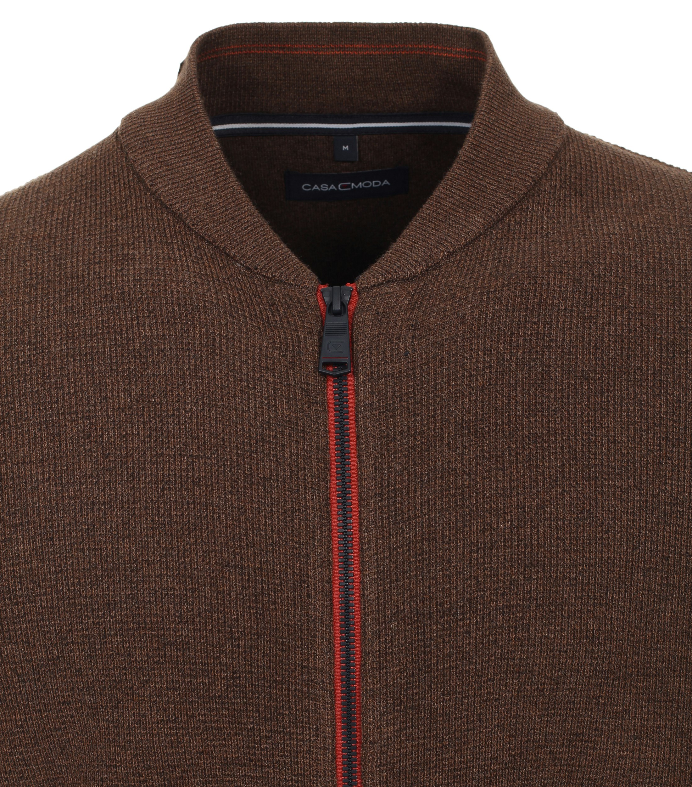 Ein Strickjacke im uni Muster in der Farbe Braun