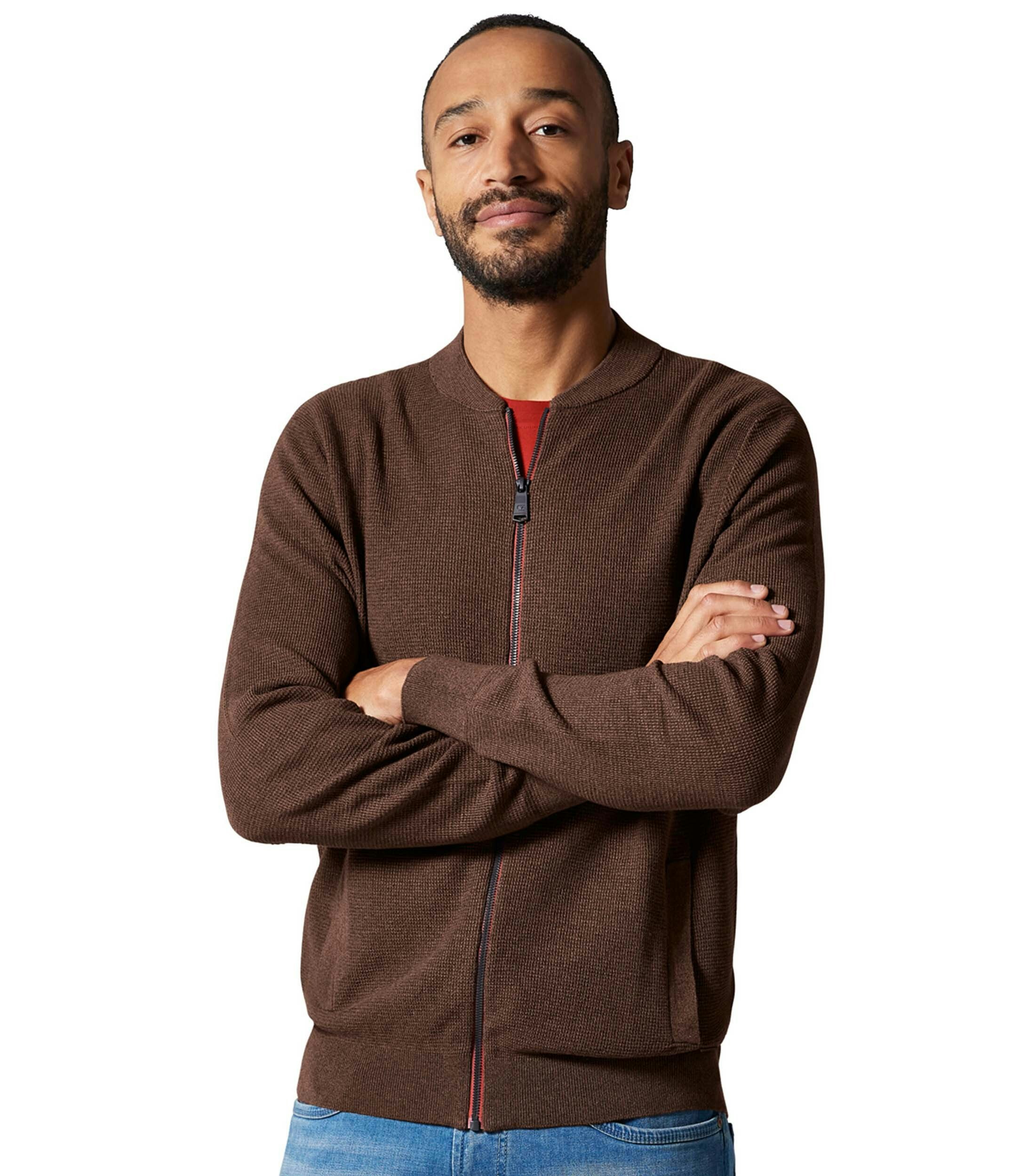 Ein Strickjacke im uni Muster in der Farbe Braun