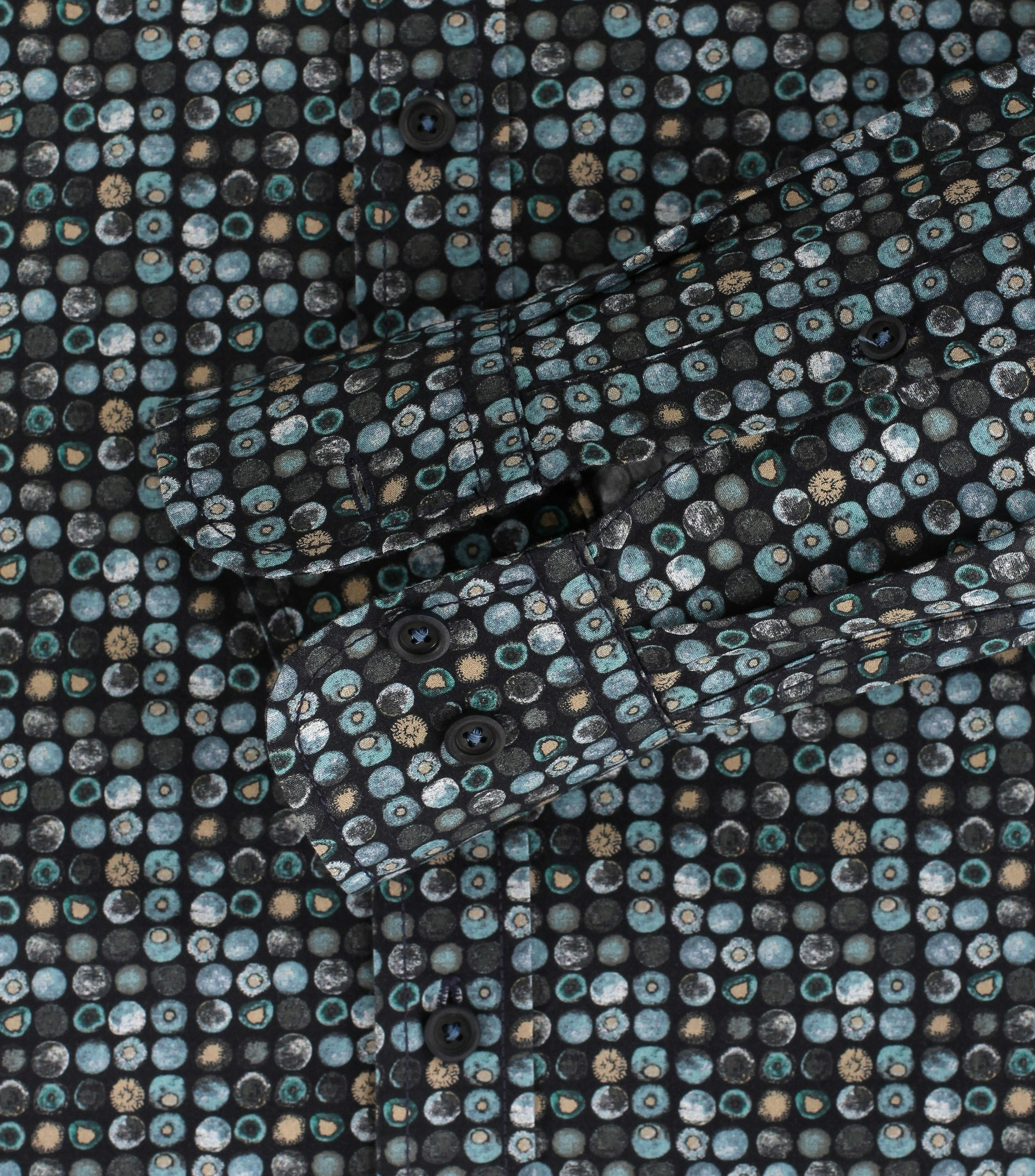 Ein Freizeithemd im Print Muster in der Farbe Türkis