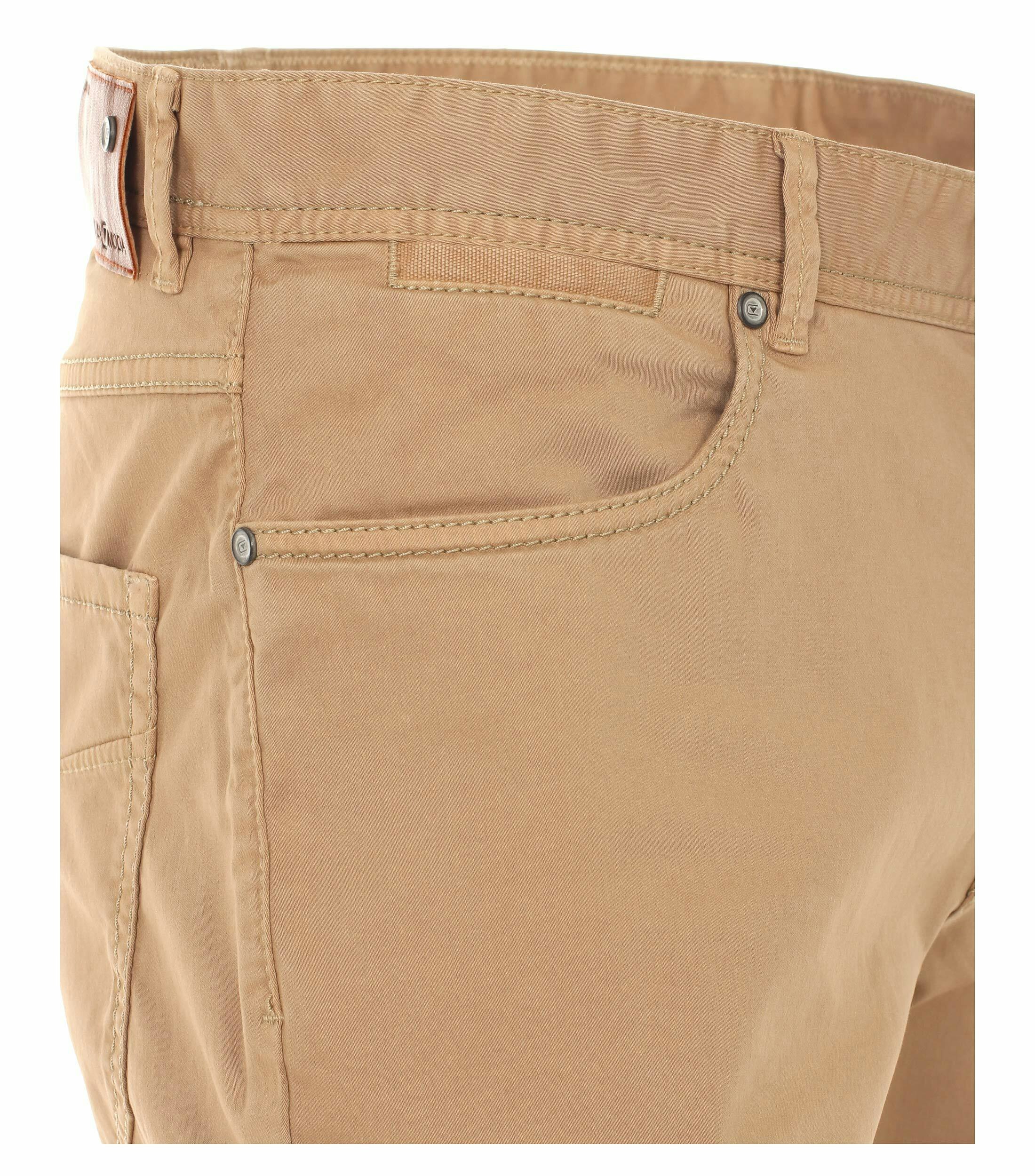 Ein Chino im uni Muster in der Farbe Beige