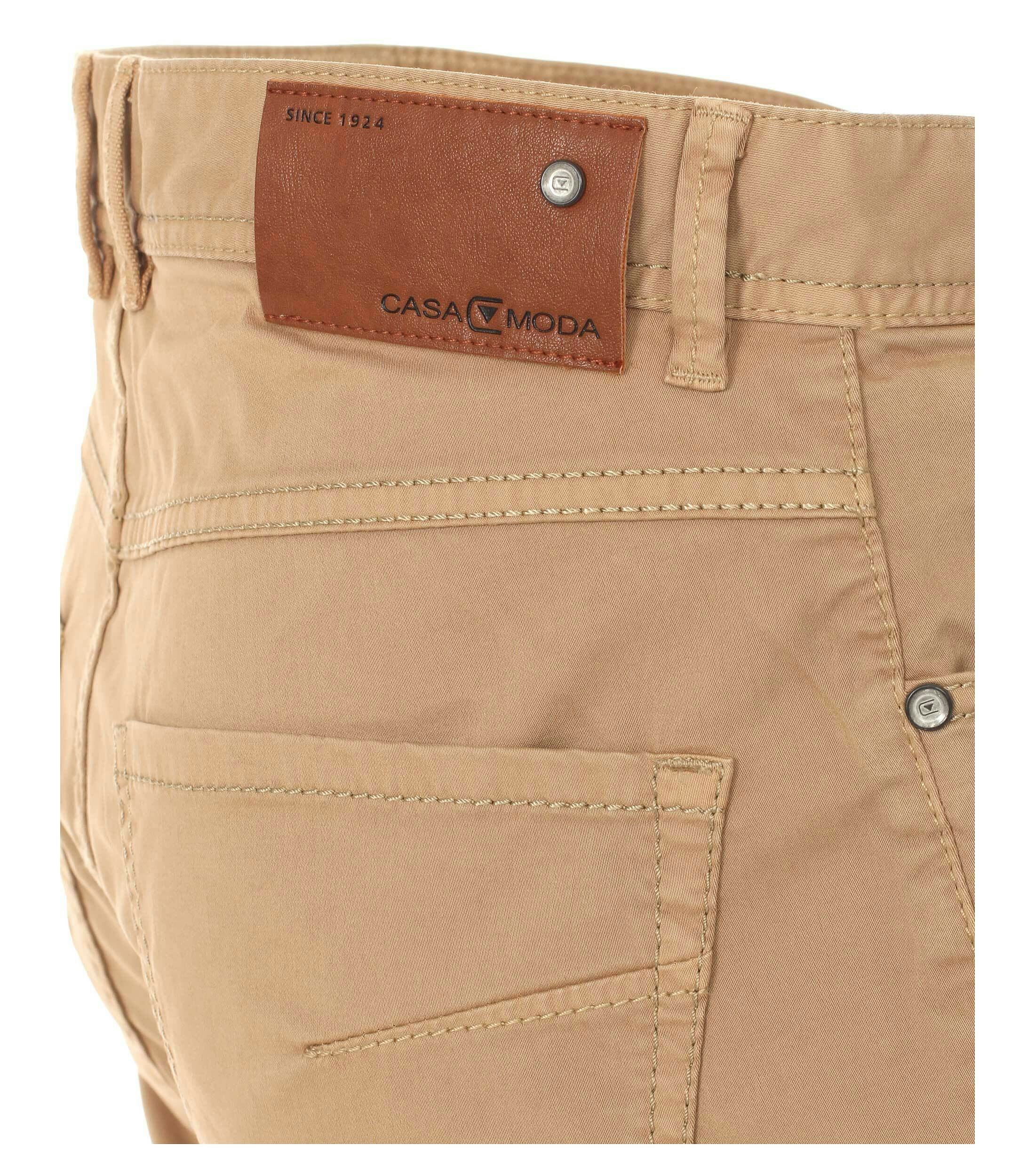 Ein Chino im uni Muster in der Farbe Beige