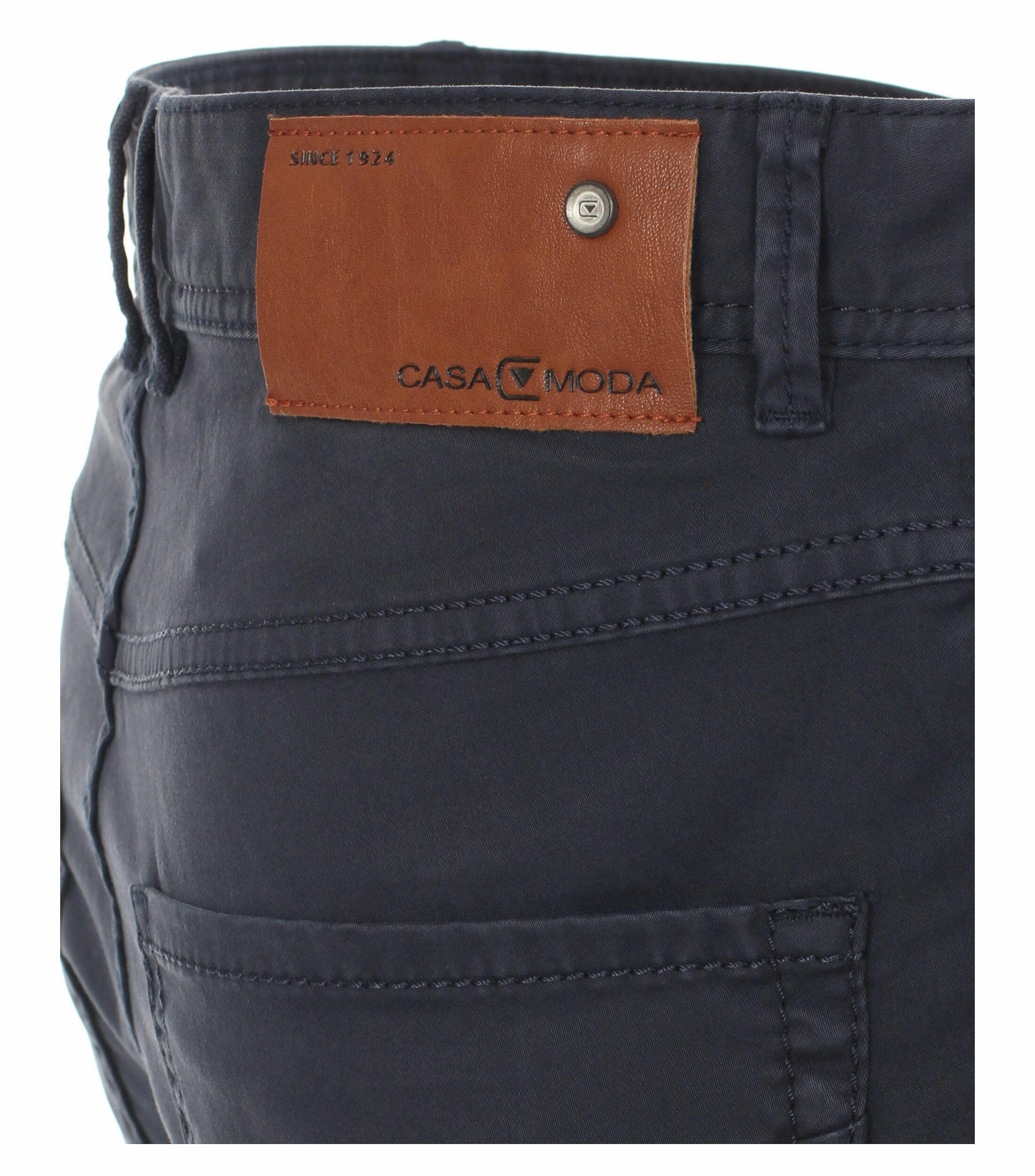 Ein Chino im uni Muster in der Farbe Dunkelblau