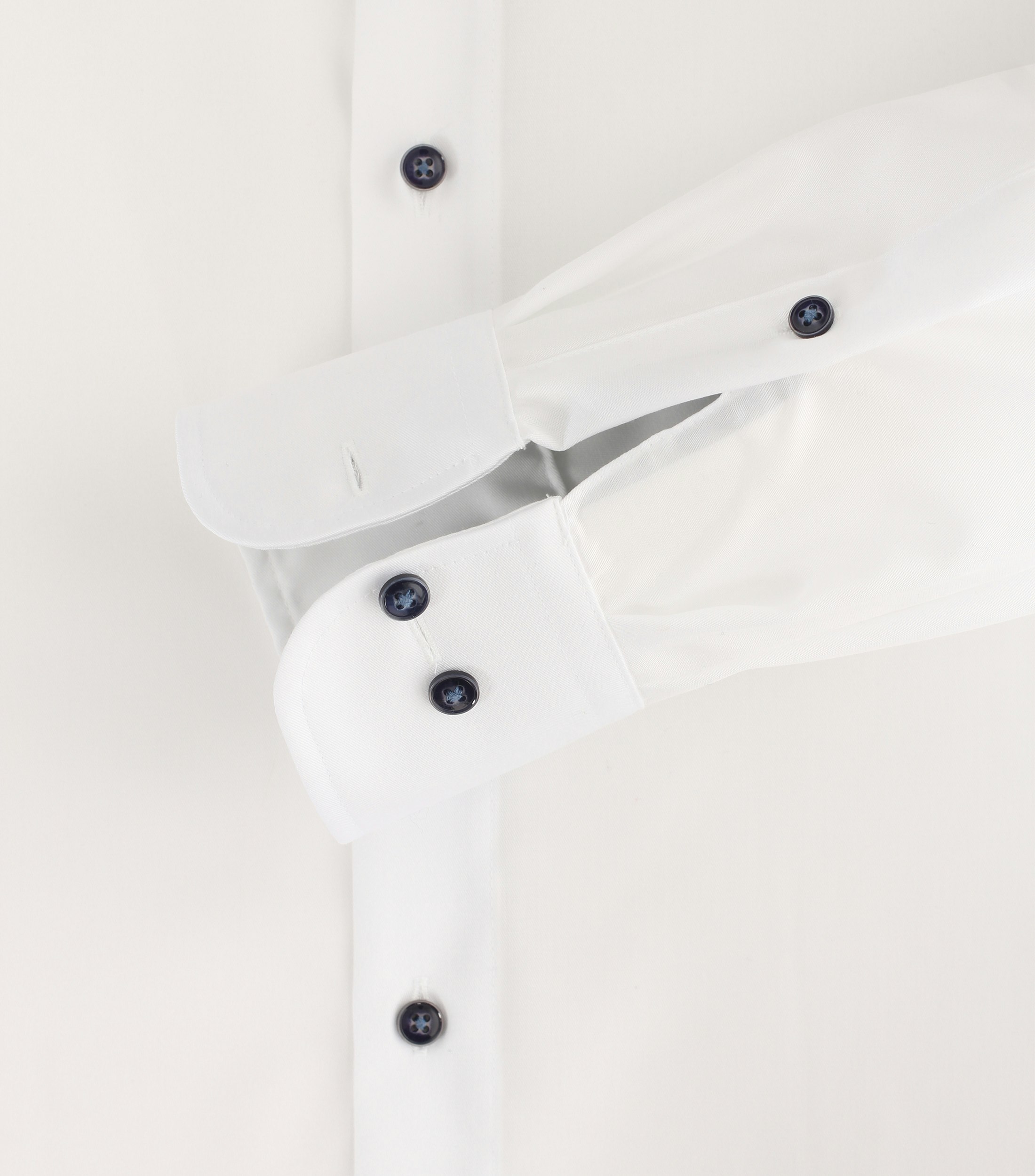 Ein Businesshemd im uni Muster in der Farbe Weiß