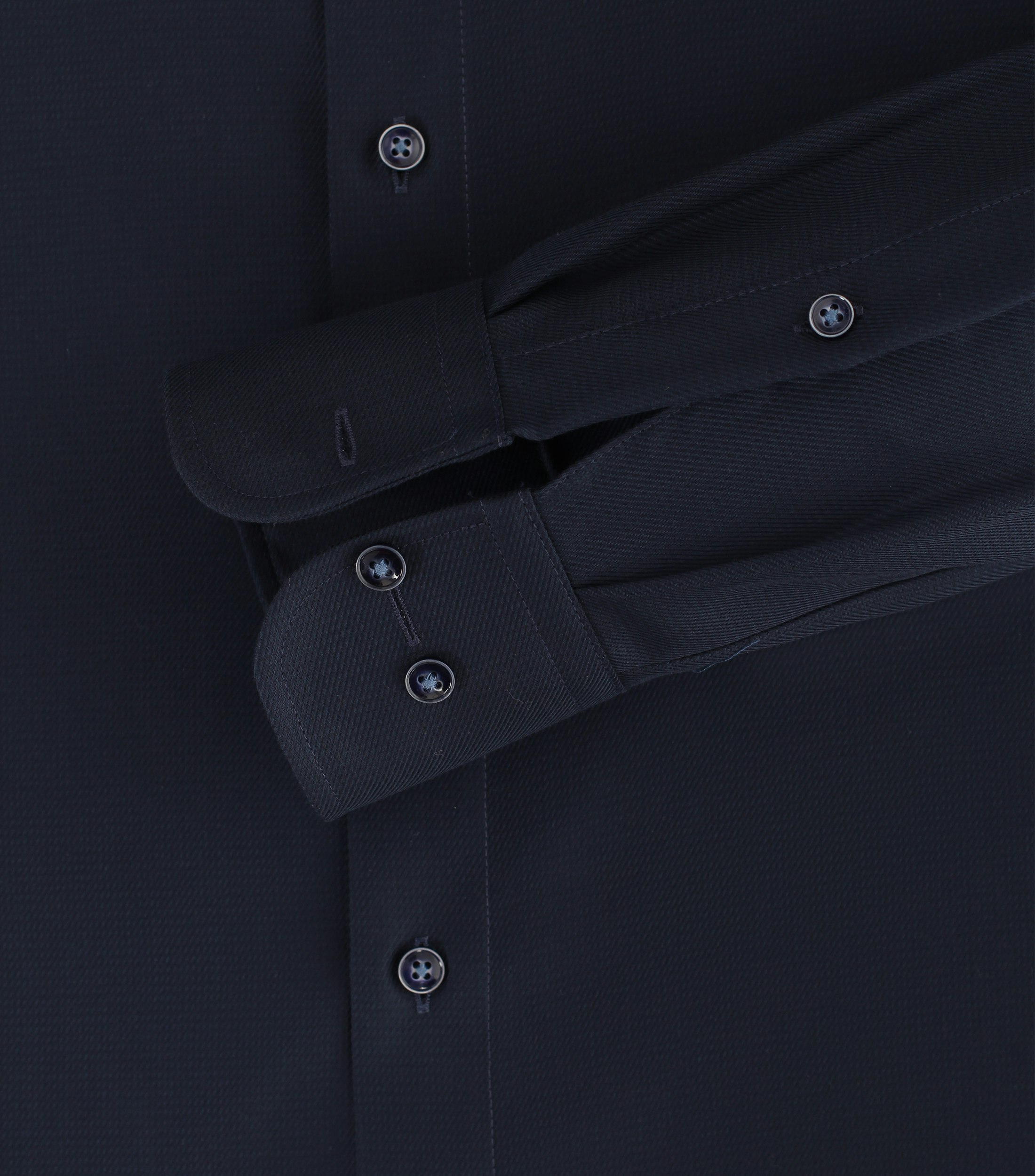 Ein Businesshemd im uni Muster in der Farbe Dunkelblau