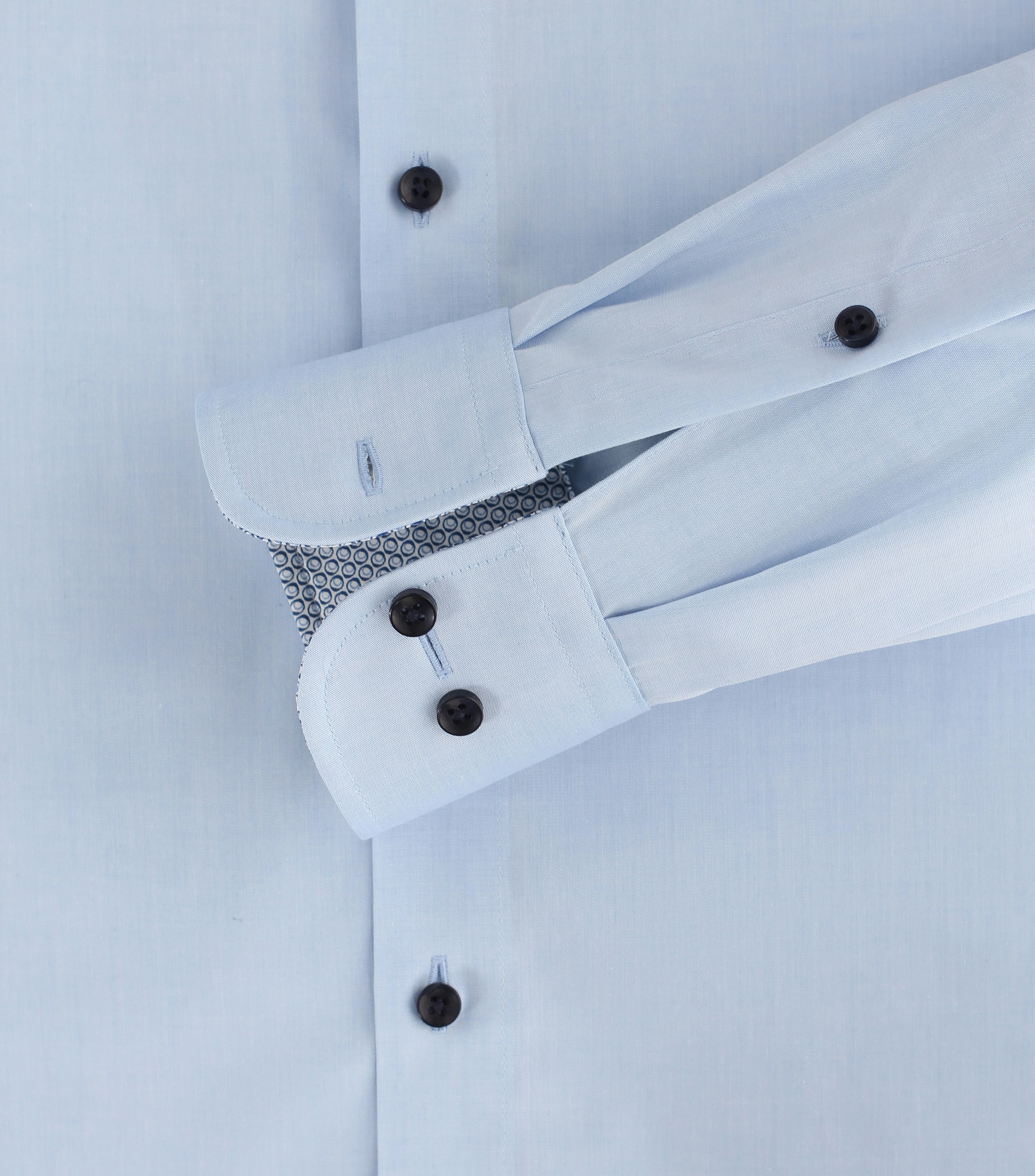 Ein Businesshemd im uni Muster in der Farbe Mittelblau