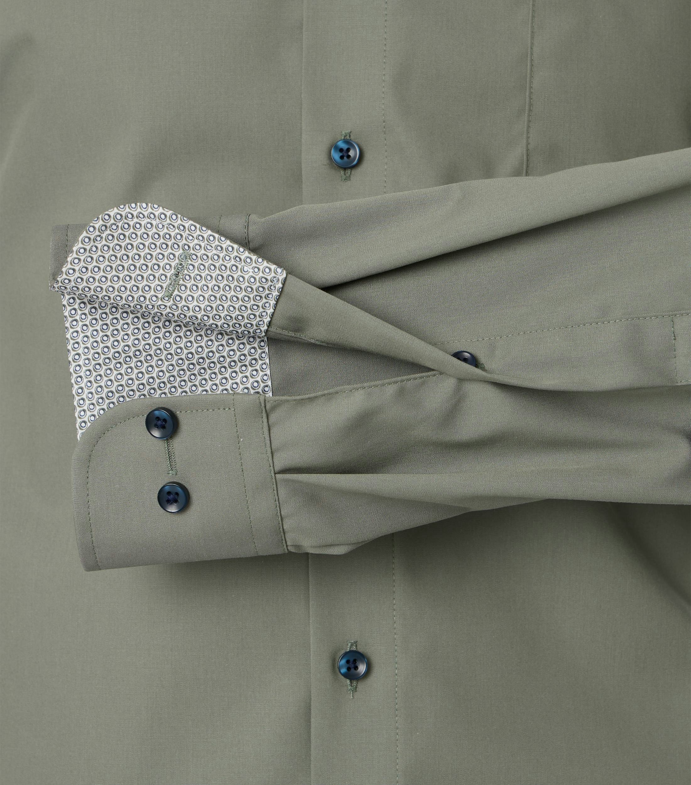 Ein Businesshemd im uni Muster in der Farbe Grün