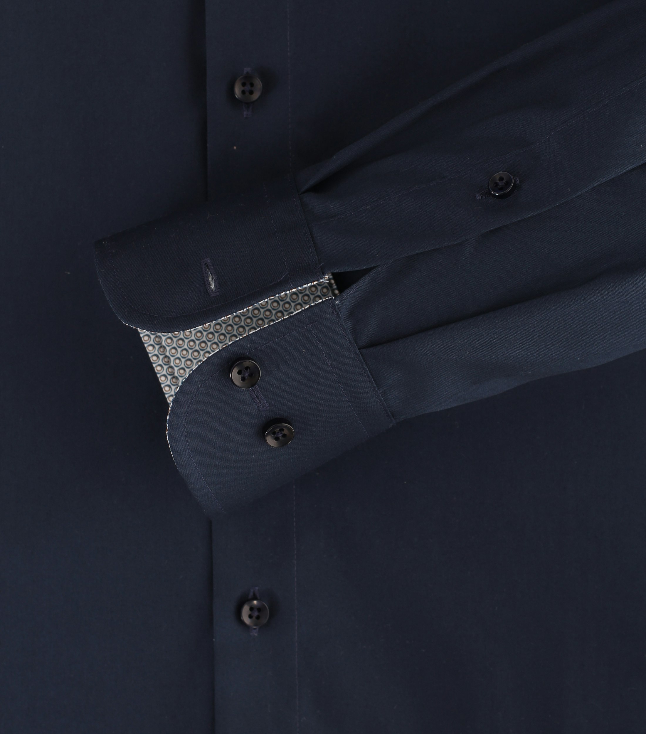 Ein Businesshemd im uni Muster in der Farbe Dunkelblau