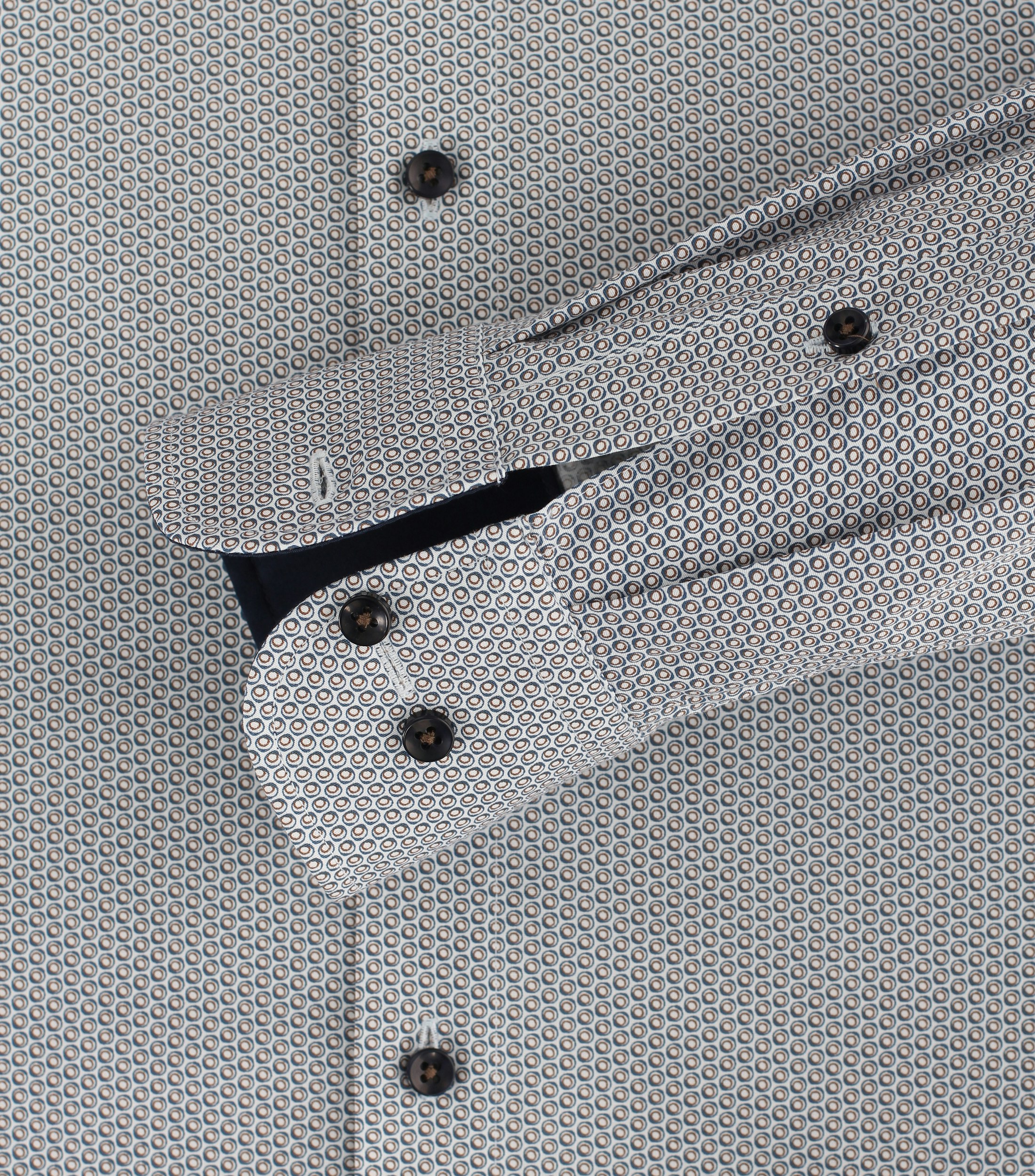 Ein Businesshemd im Print Muster in der Farbe Braun