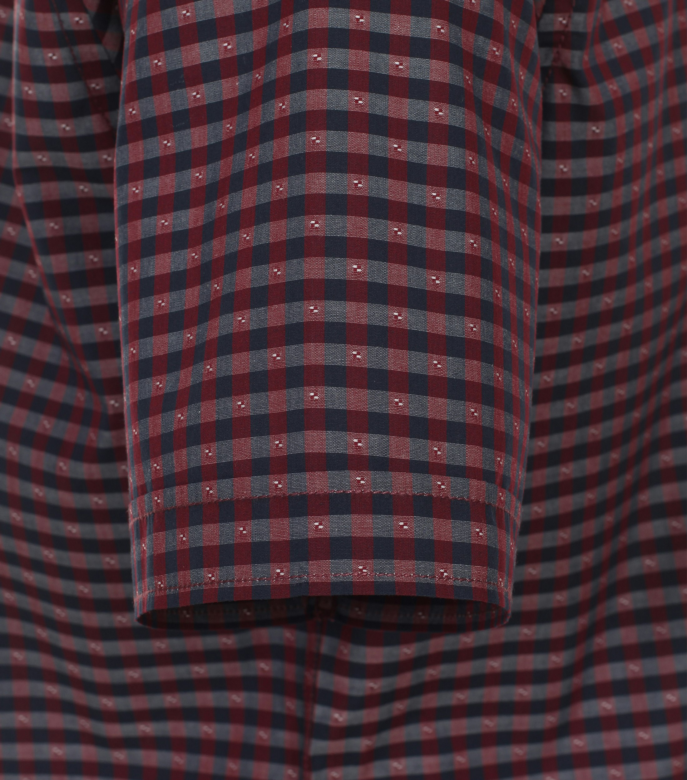 Ein Freizeithemd im kariert Muster in der Farbe Dunkelrot