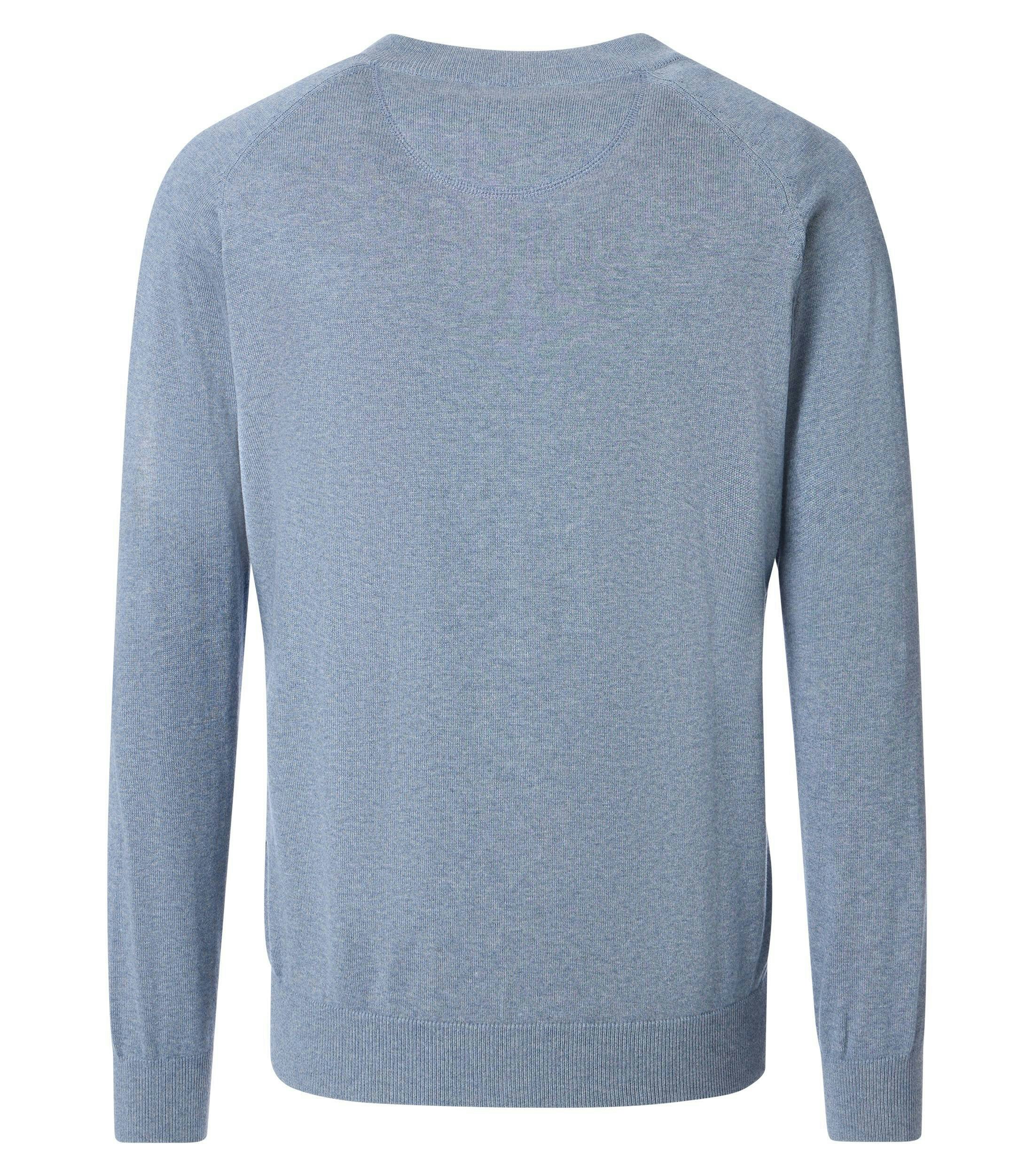 Das Model trägt eine Strickjacke im uni Muster in der Farbe Himmelblau