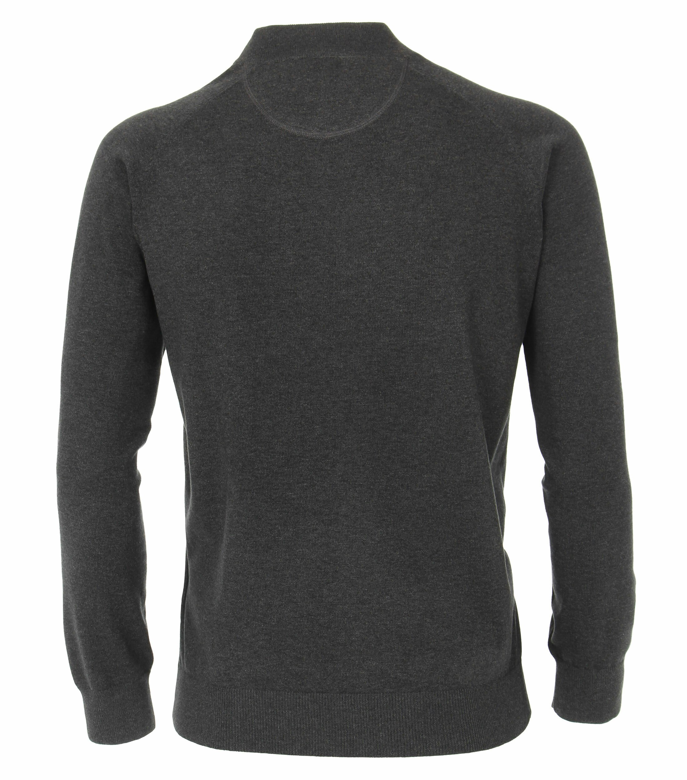 Das Model trägt eine Strickjacke im uni Muster in der Farbe Grau