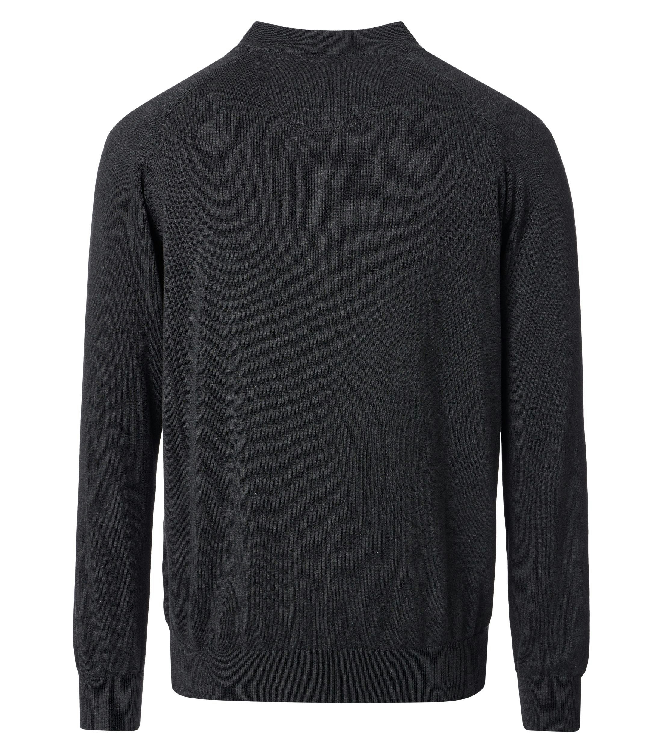 Das Model trägt eine Strickjacke im uni Muster in der Farbe Grau