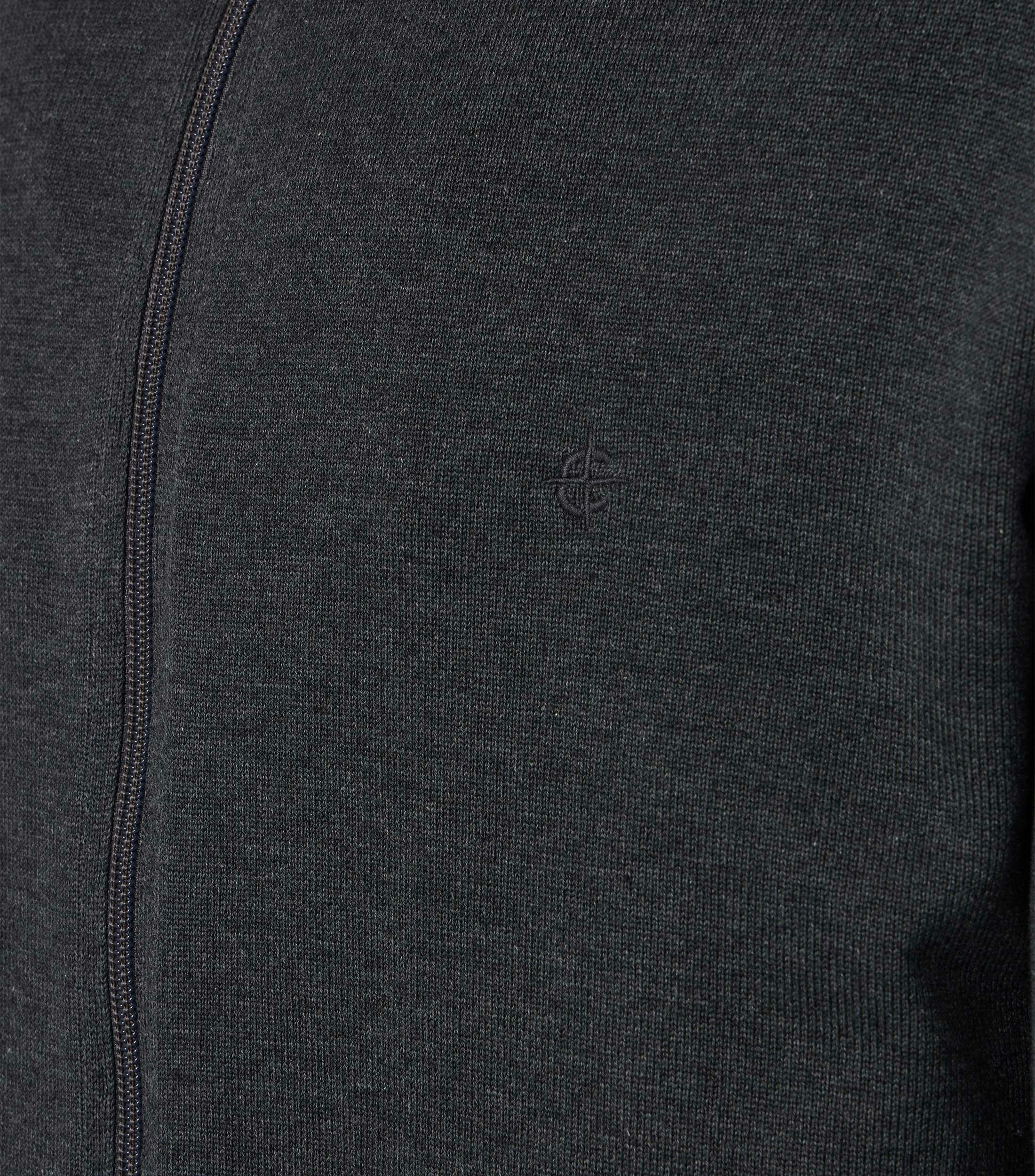 Das Model trägt eine Strickjacke im uni Muster in der Farbe Grau