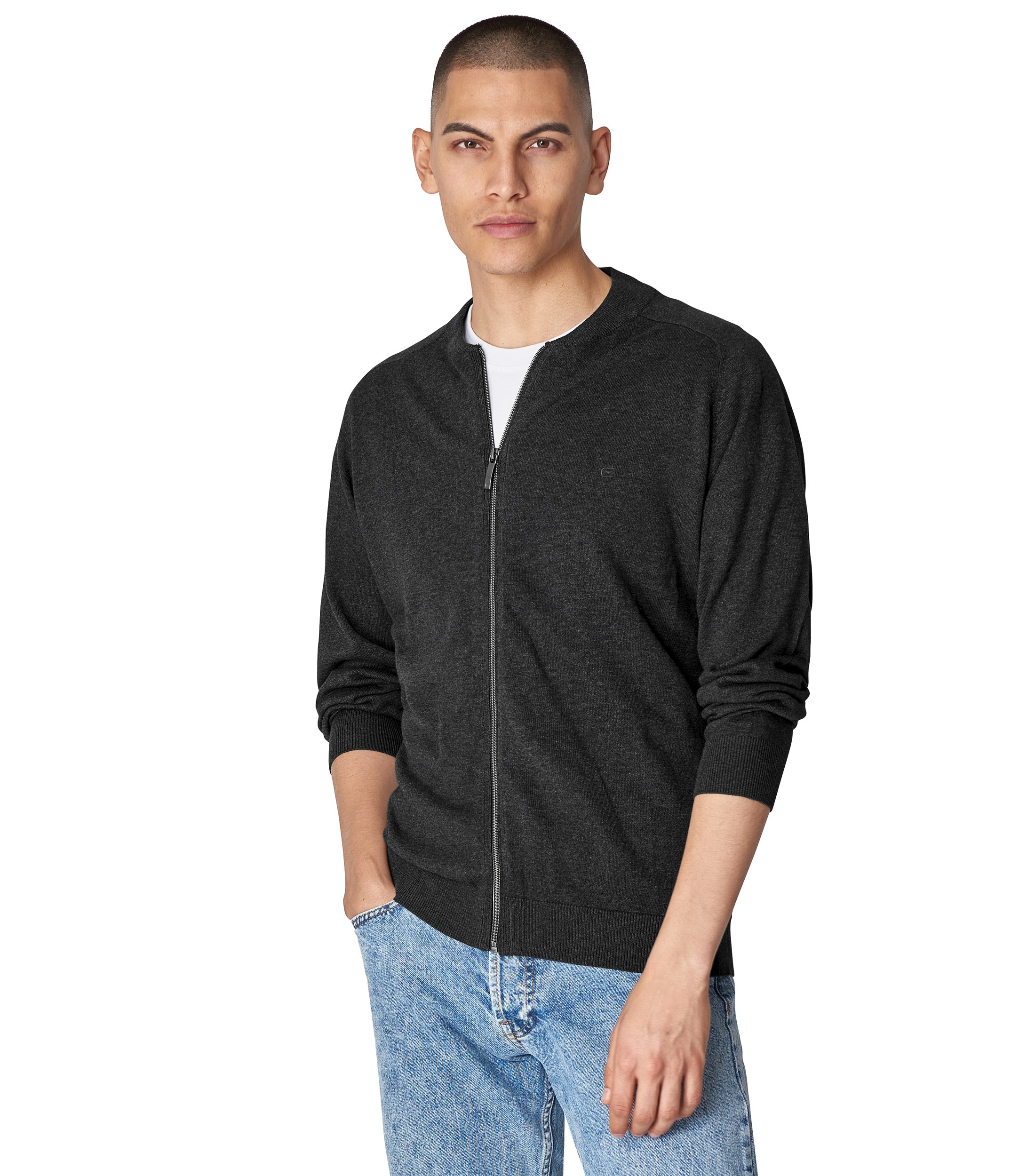 Das Model trägt eine Strickjacke im uni Muster in der Farbe Grau