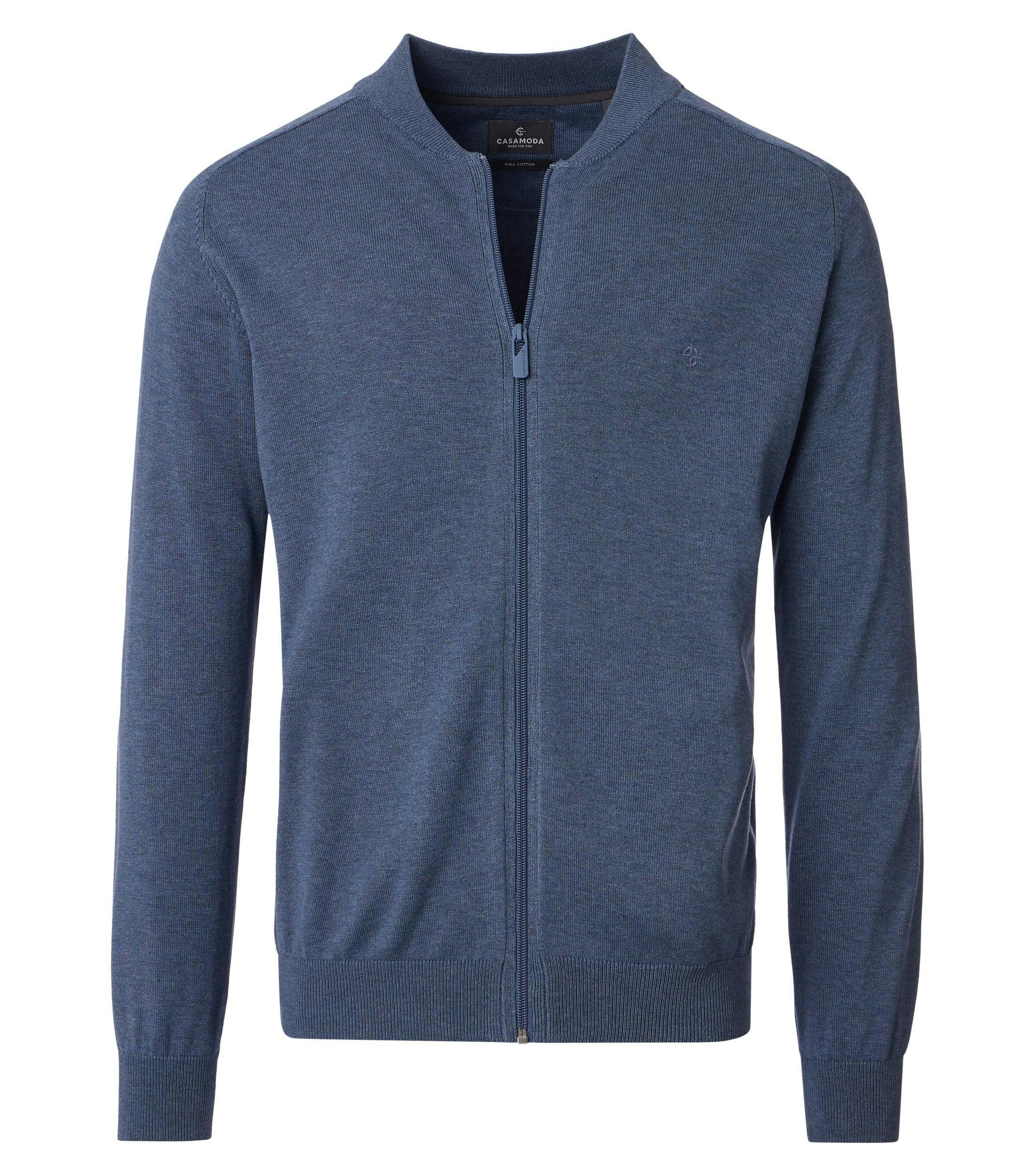 Das Model trägt eine Strickjacke im uni Muster in der Farbe graues Dunkelblau