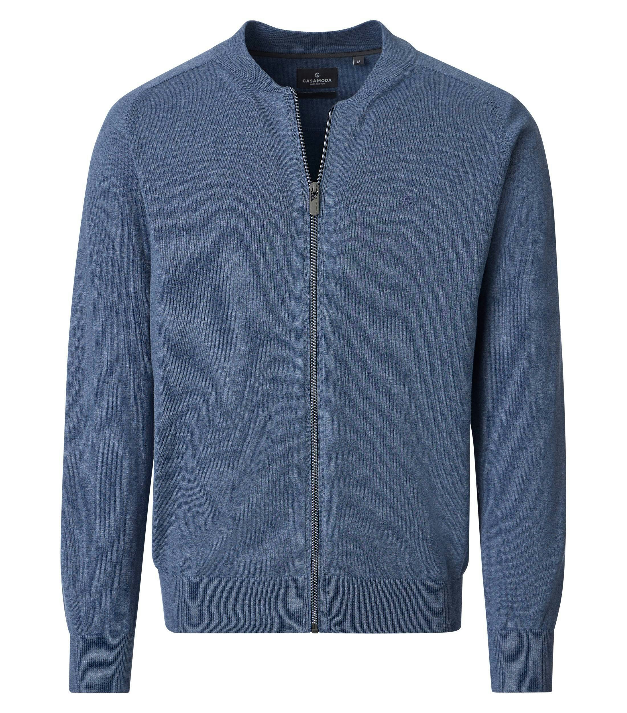 Das Model trägt eine Strickjacke im uni Muster in der Farbe graues Dunkelblau