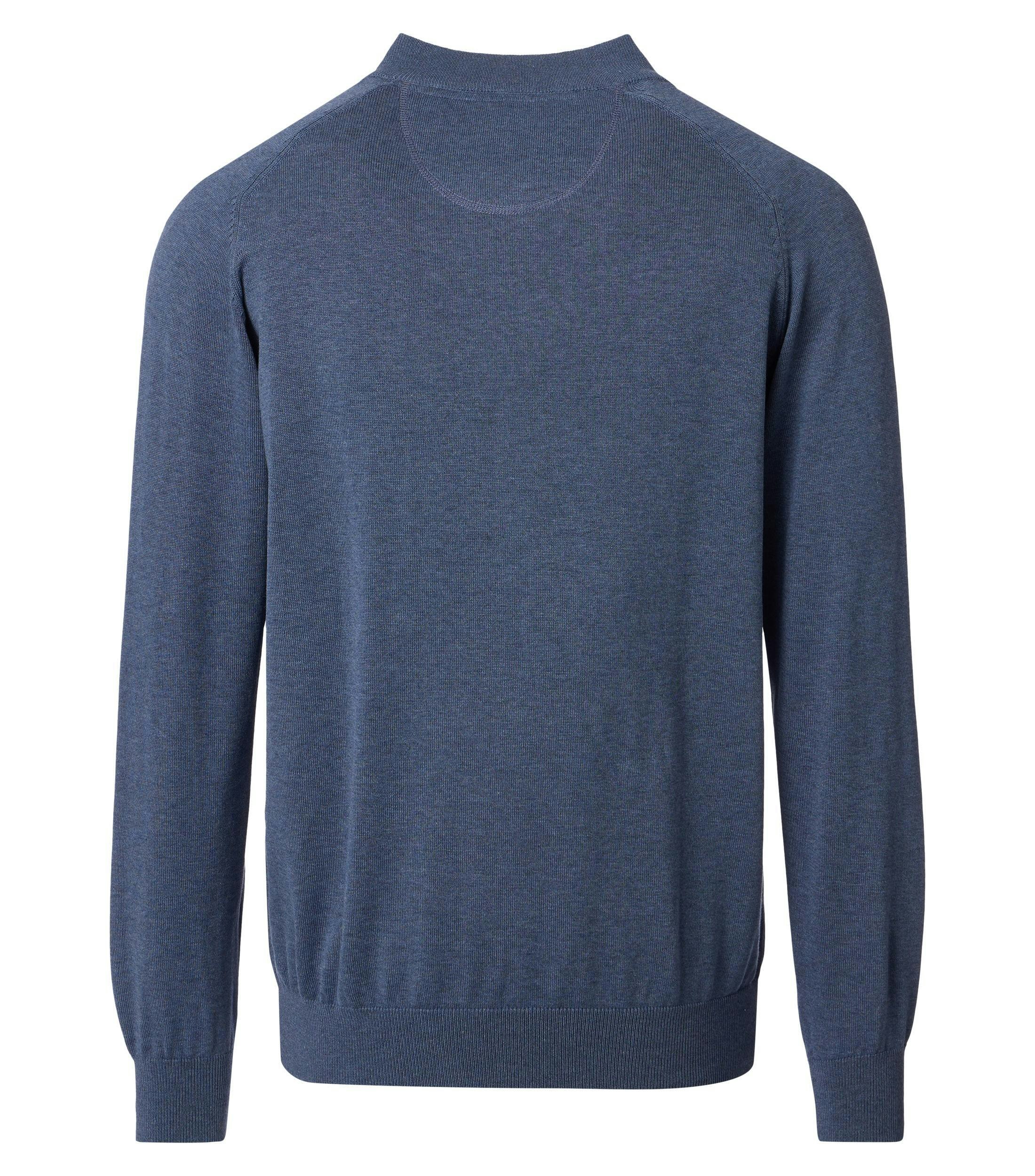 Das Model trägt eine Strickjacke im uni Muster in der Farbe graues Dunkelblau