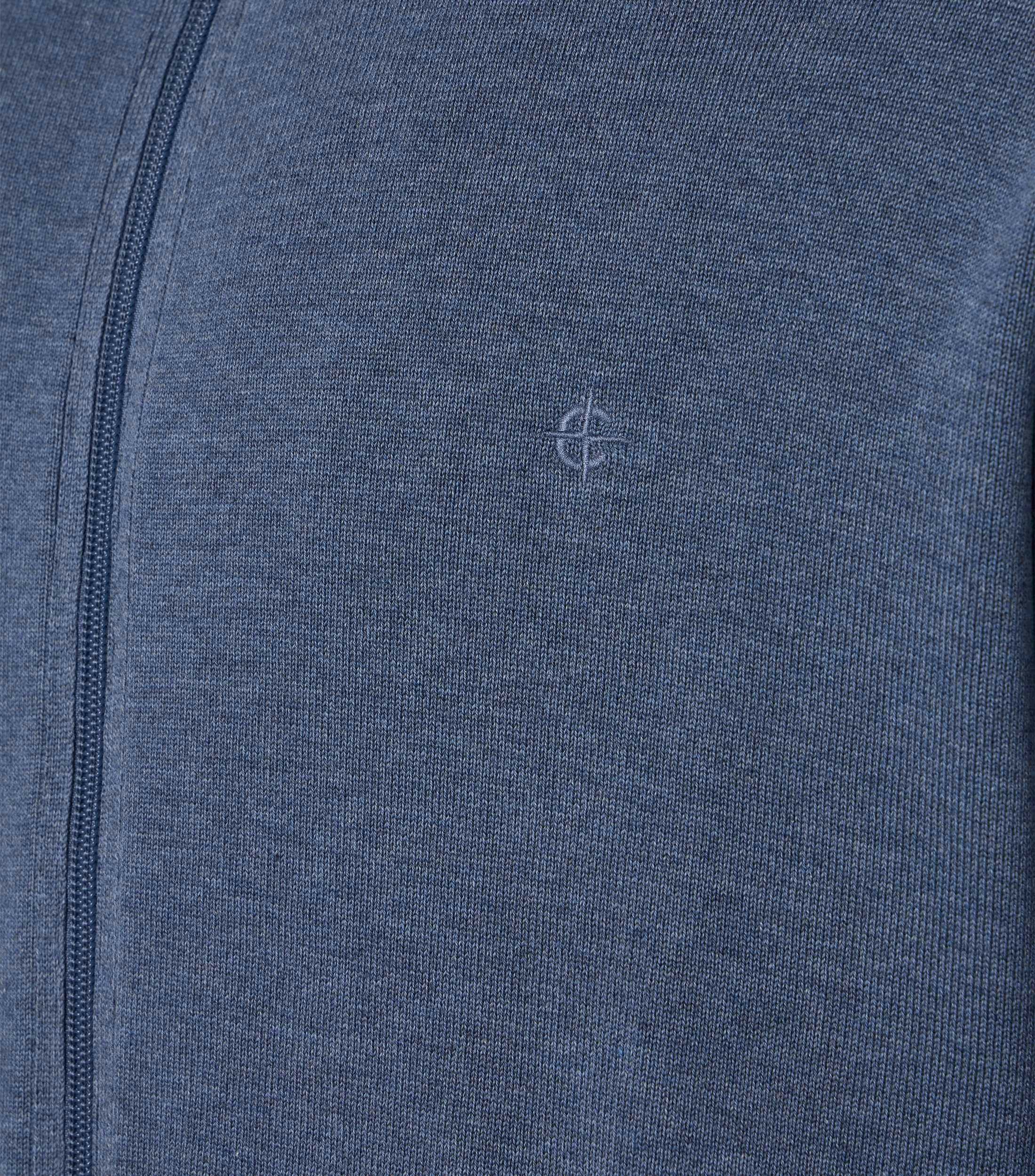 Das Model trägt eine Strickjacke im uni Muster in der Farbe graues Dunkelblau