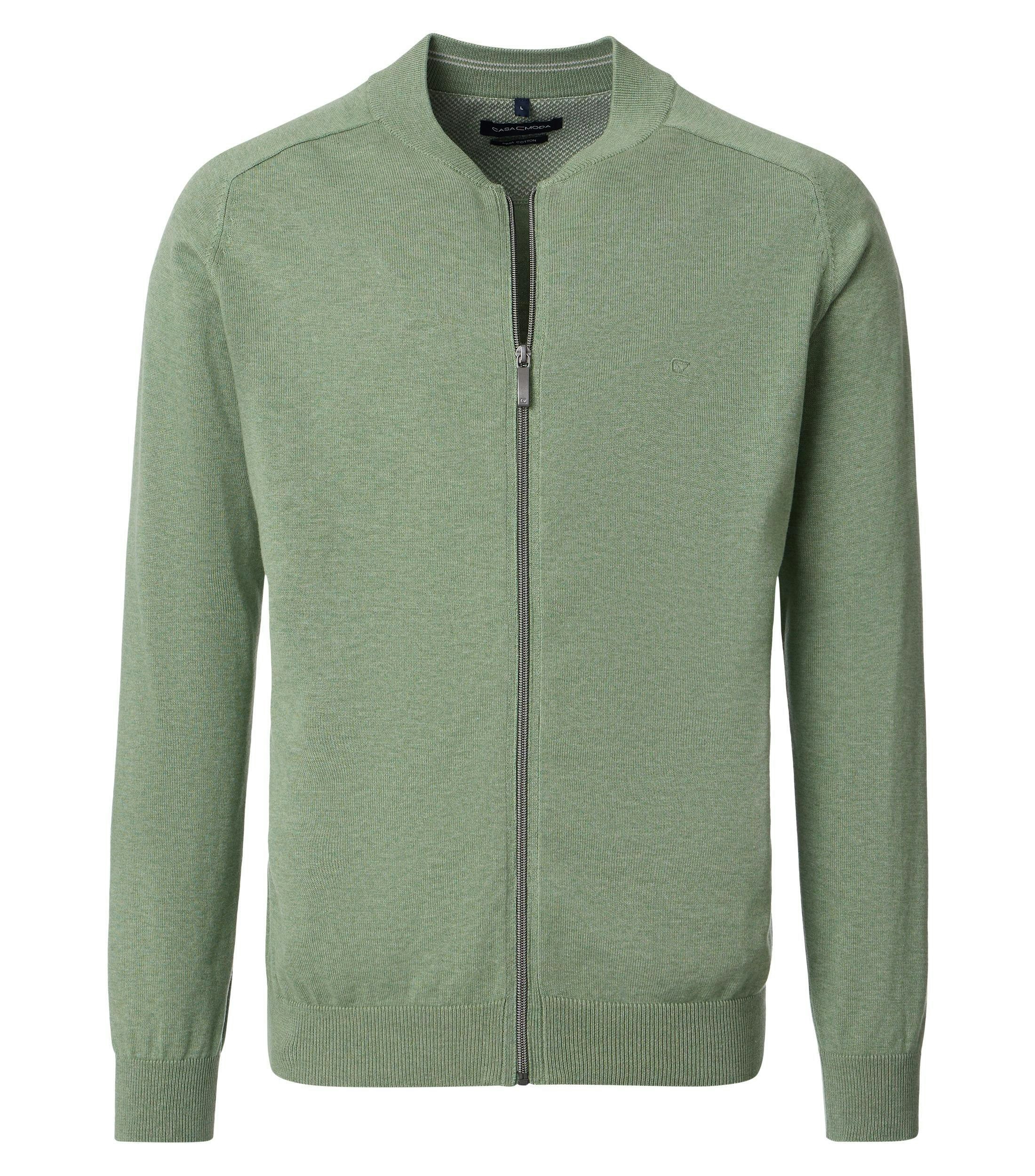 Eine Strickjacke im uni Muster in der Farbe Hellgrün