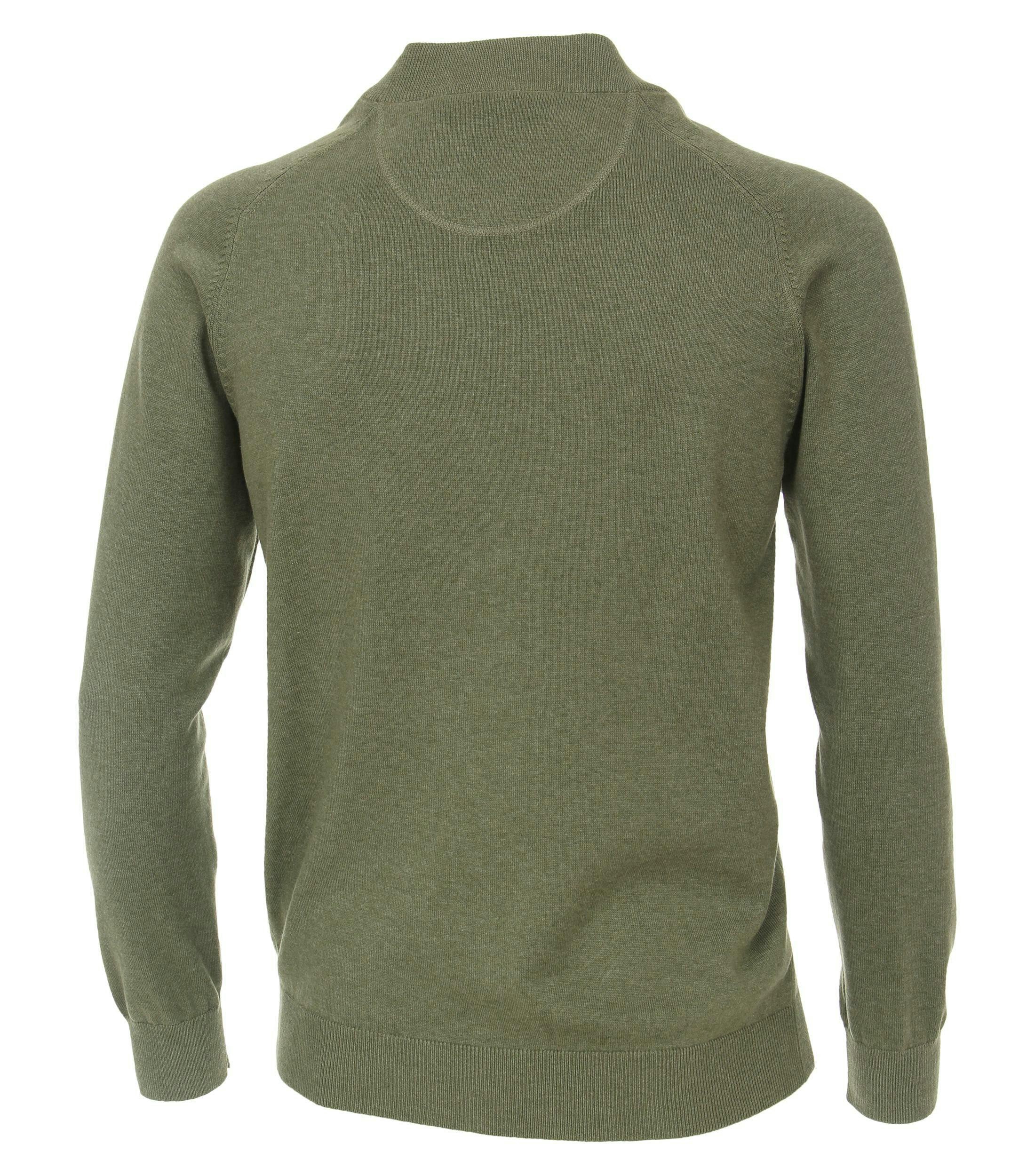 Das Model trägt eine Strickjacke im uni Muster in der Farbe Grün