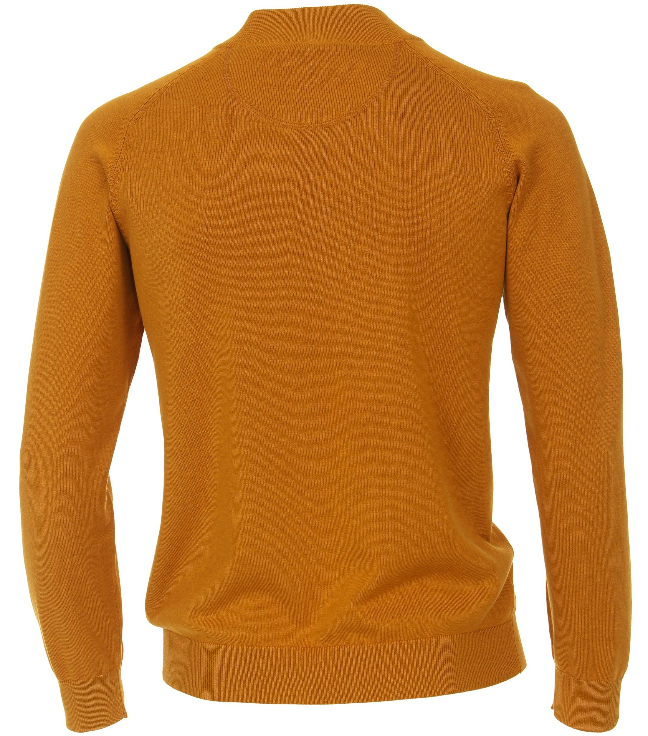 Das Model trägt eine Strickjacke im uni Muster in der Farbe Senfgelb