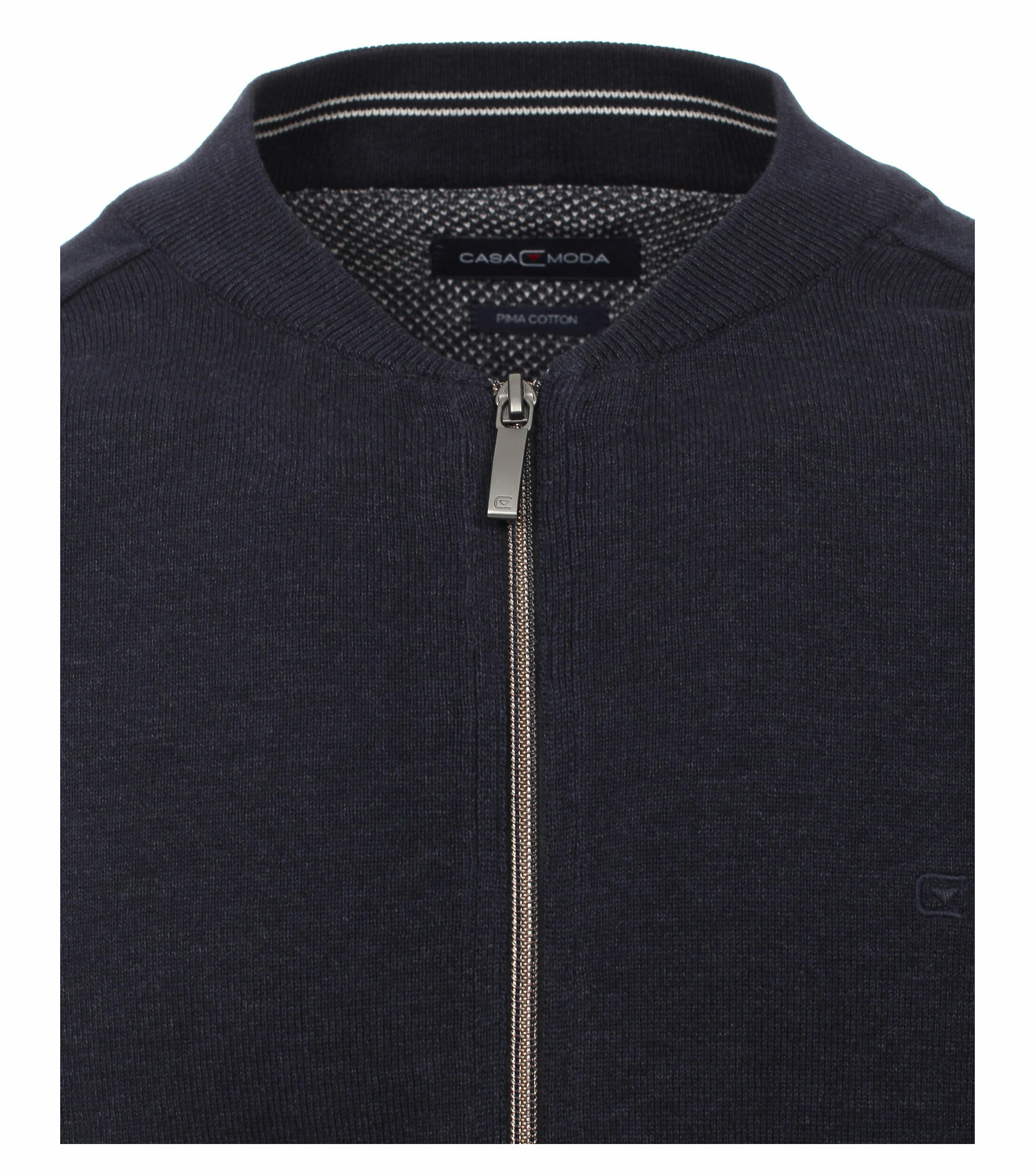 Das Model trägt eine Strickjacke im uni Muster in der Farbe Senfgelb