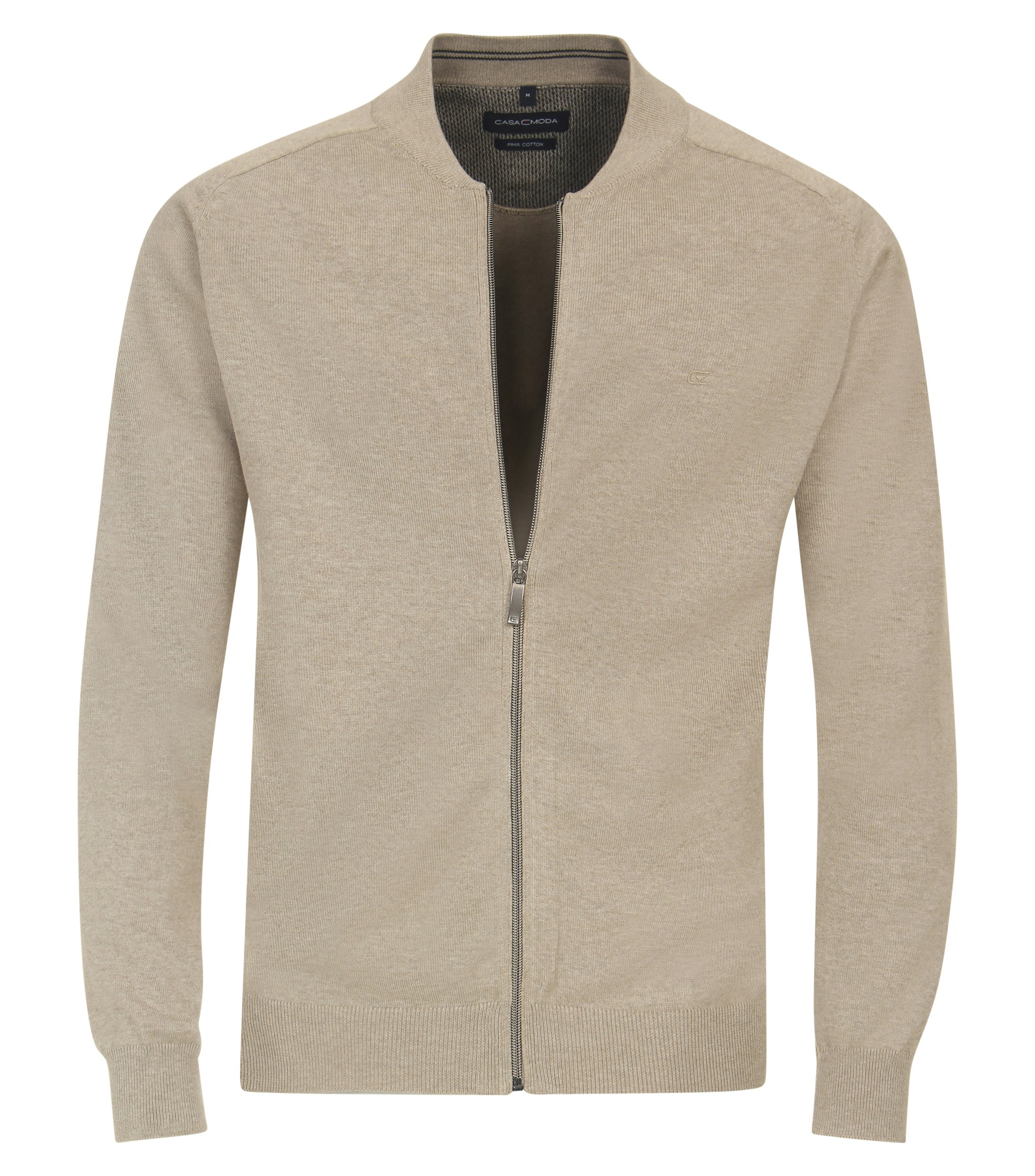 Das Model trägt eine Strickjacke im uni Muster in der Farbe Champagner