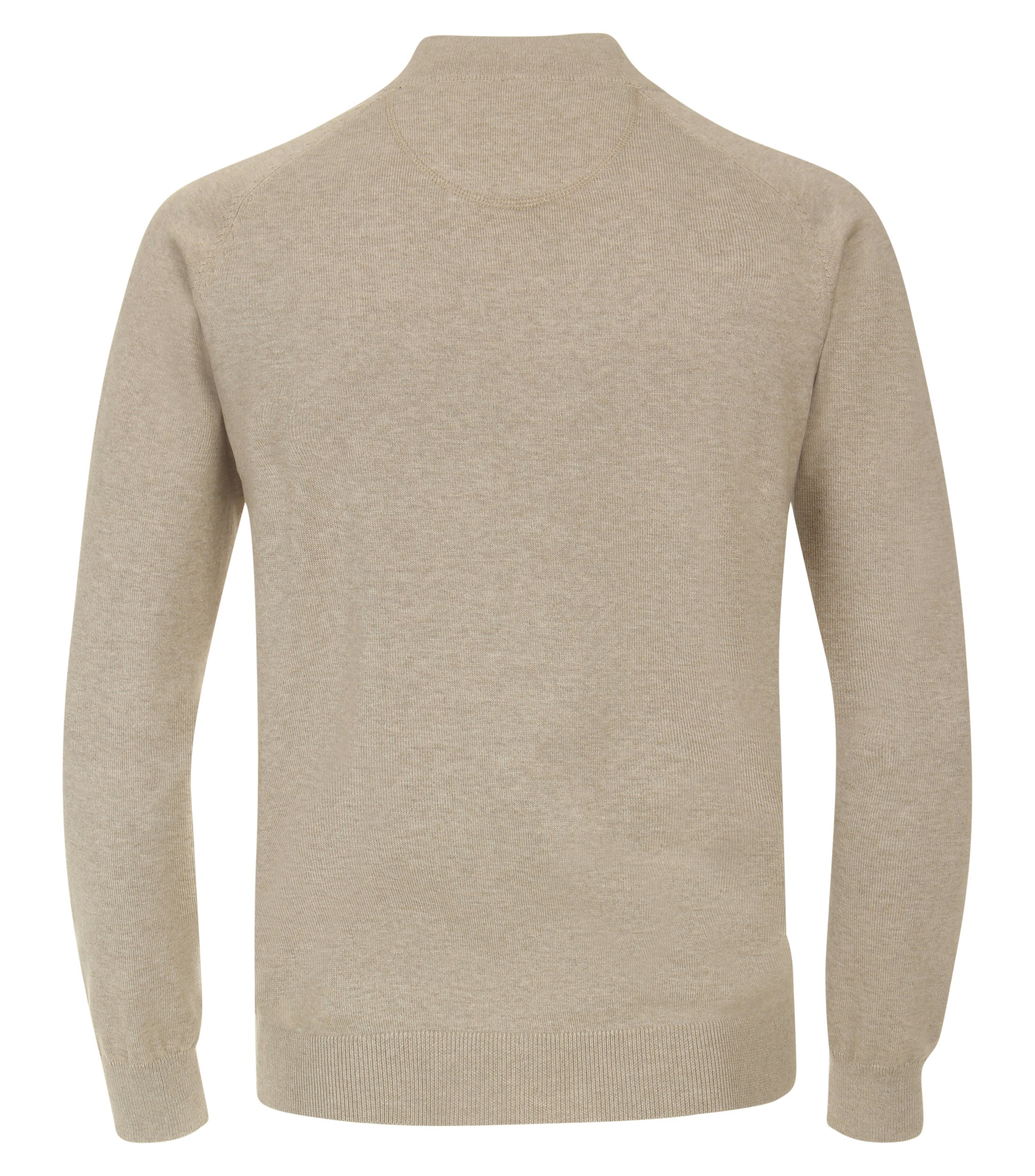 Das Model trägt eine Strickjacke im uni Muster in der Farbe Champagner