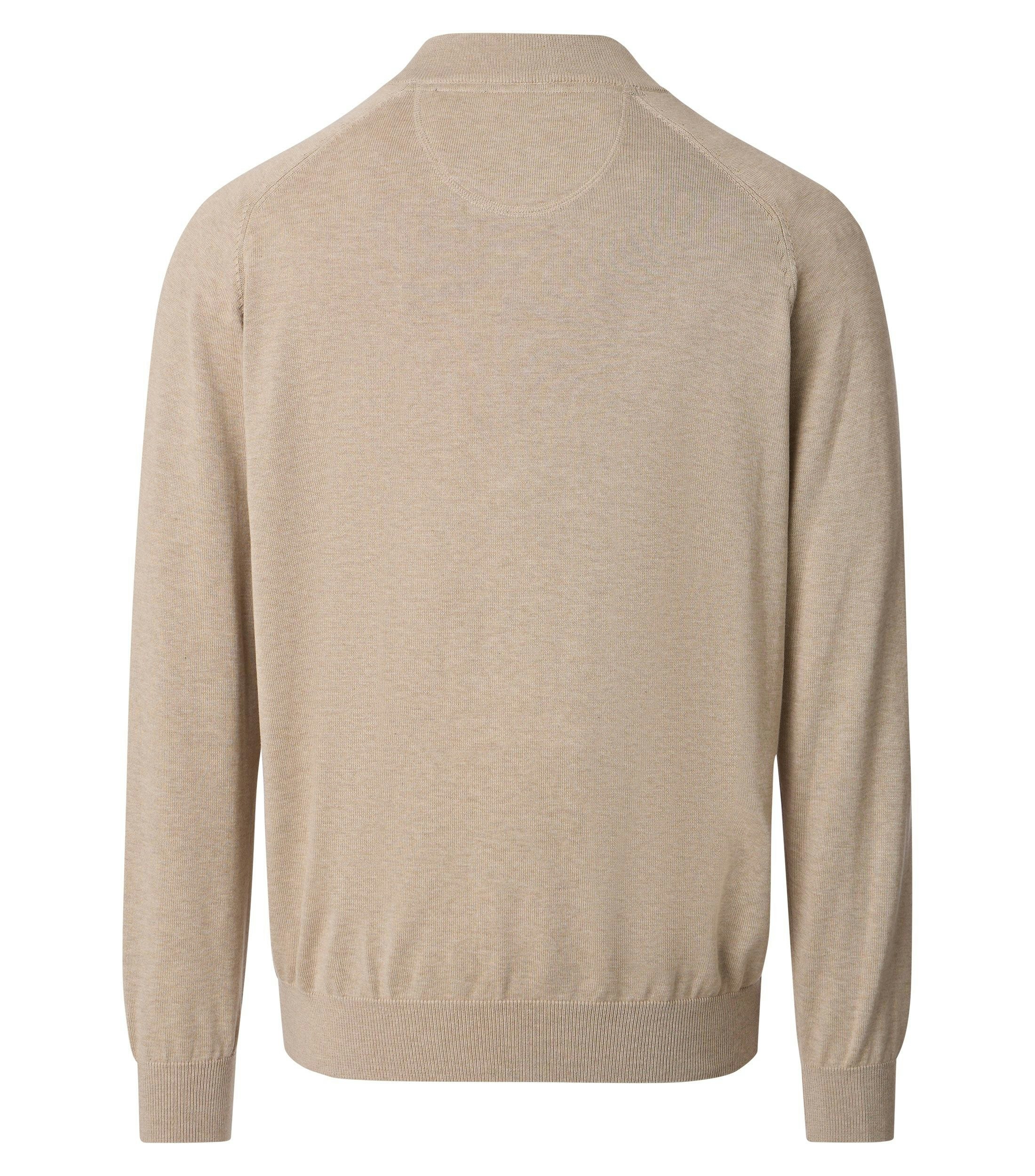 Das Model trägt eine Strickjacke im uni Muster in der Farbe Champagner