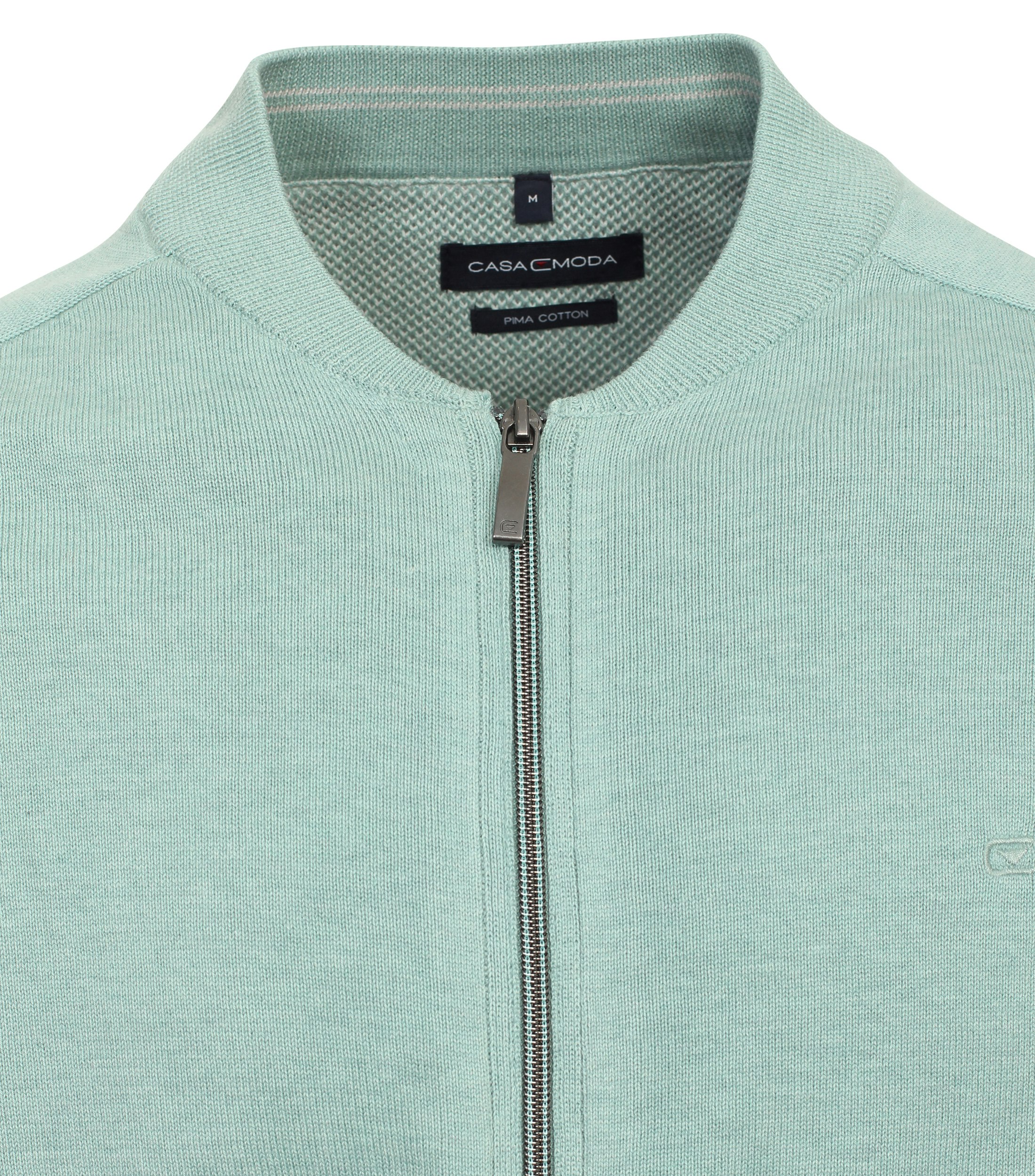 Das Model trägt eine Strickjacke im uni Muster in der Farbe Mint