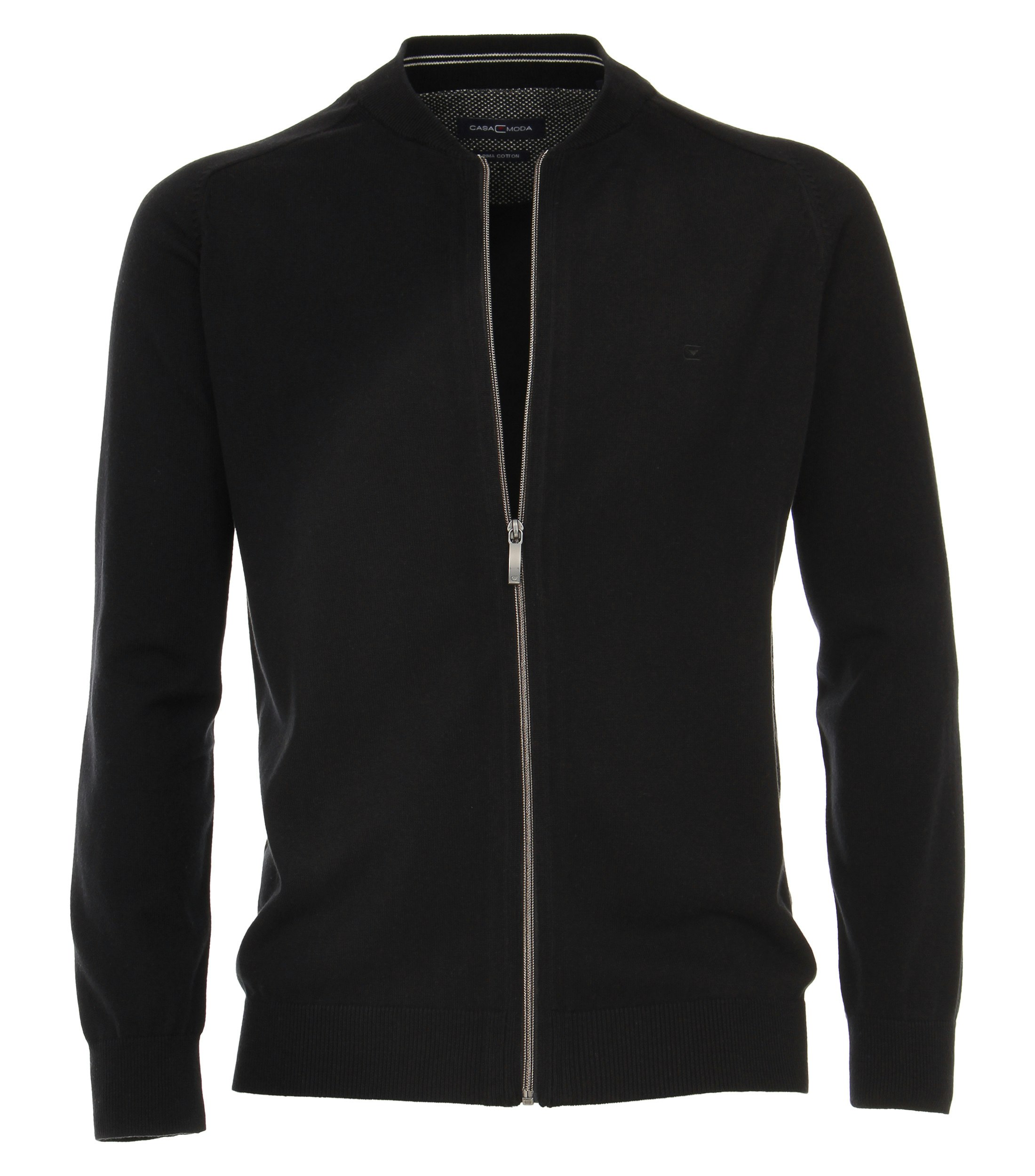 Das Model trägt eine Strickjacke im uni Muster in der Farbe Schwarz