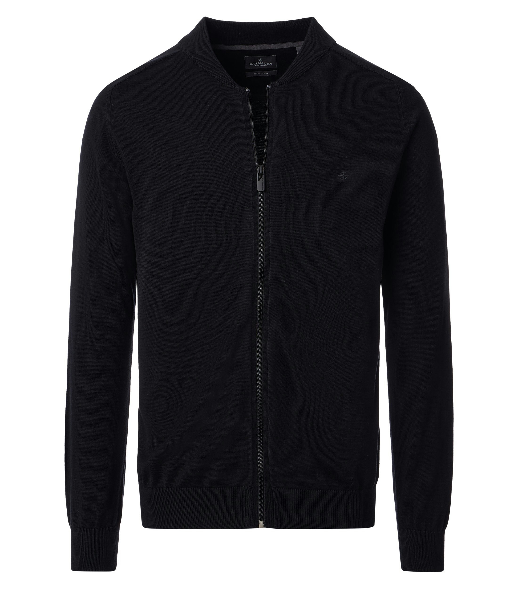 Das Model trägt eine Strickjacke im uni Muster in der Farbe Schwarz