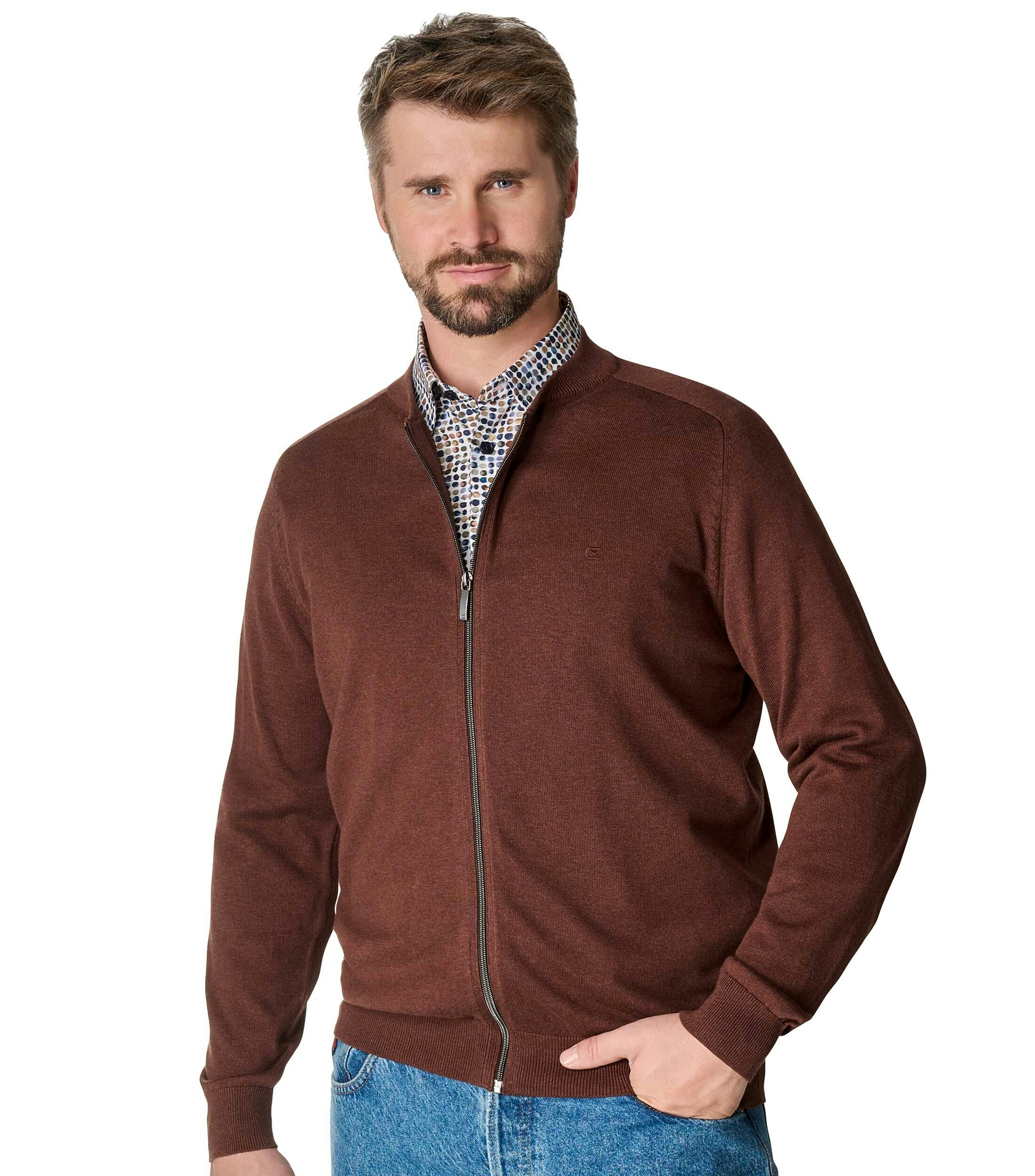 Das Model trägt eine Strickjacke im uni Muster in der Farbe Rotorange