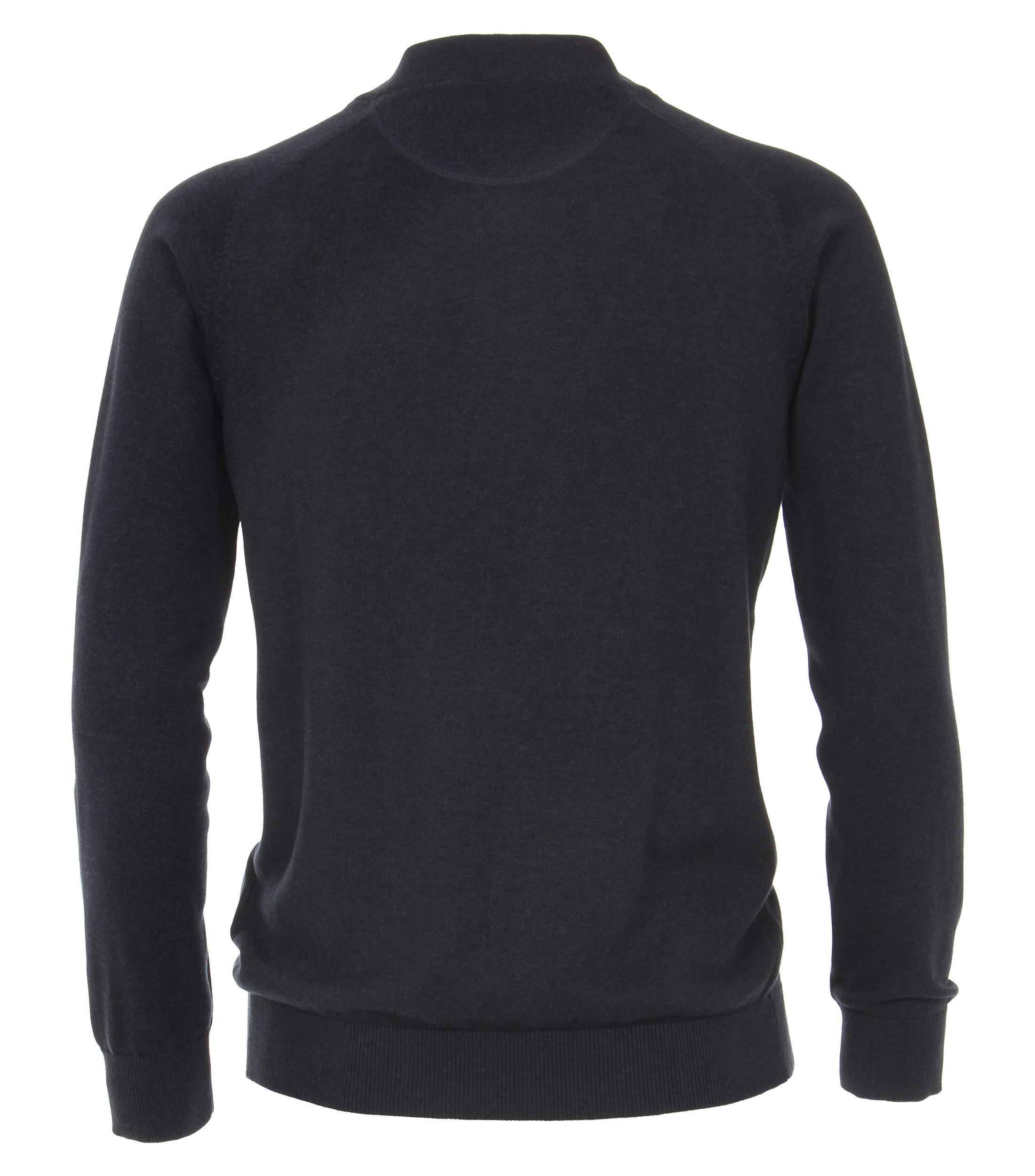 Das Model trägt eine Strickjacke im uni Muster in der Farbe Dunkelblau