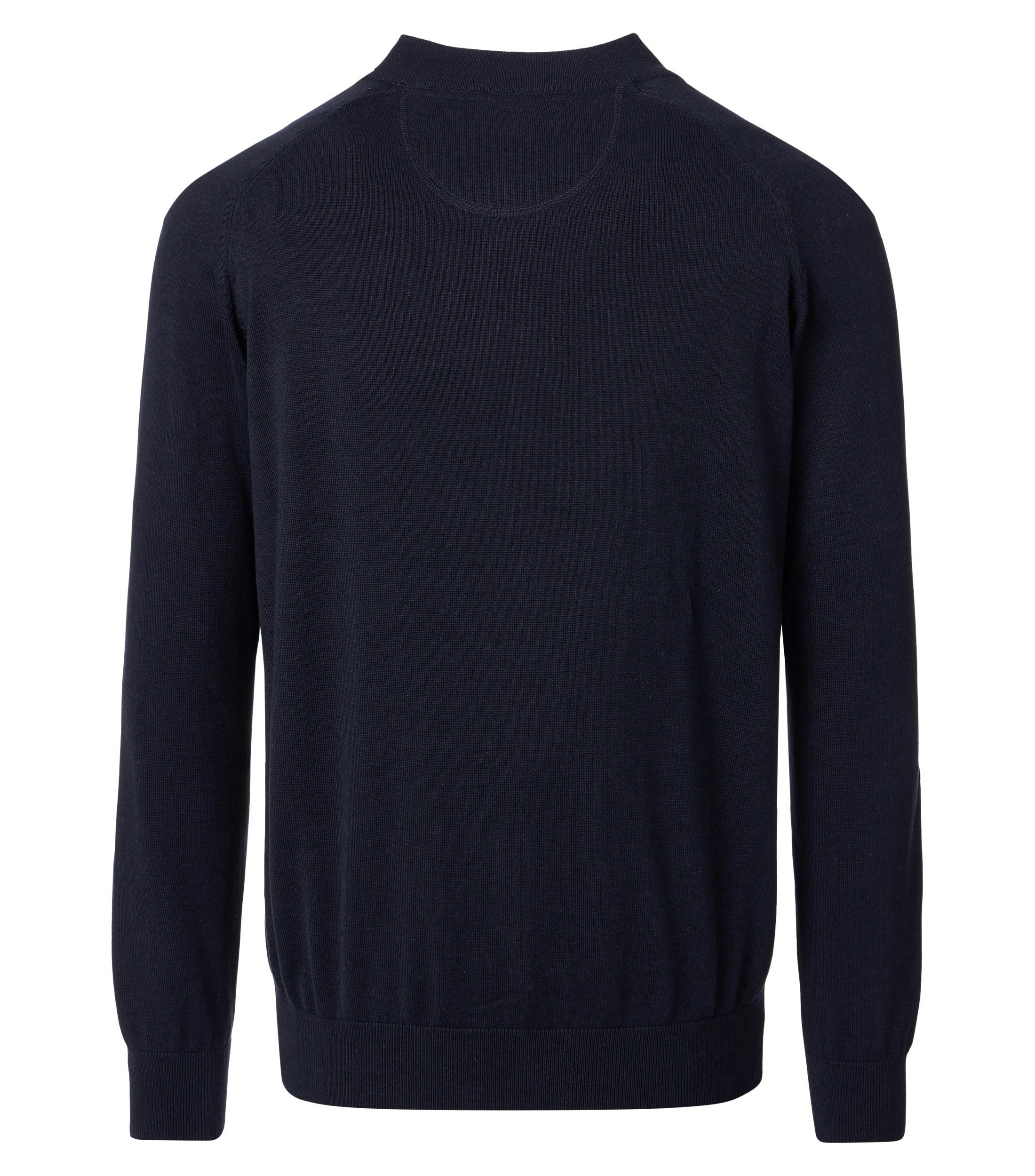 Das Model trägt eine Strickjacke im uni Muster in der Farbe Dunkelblau