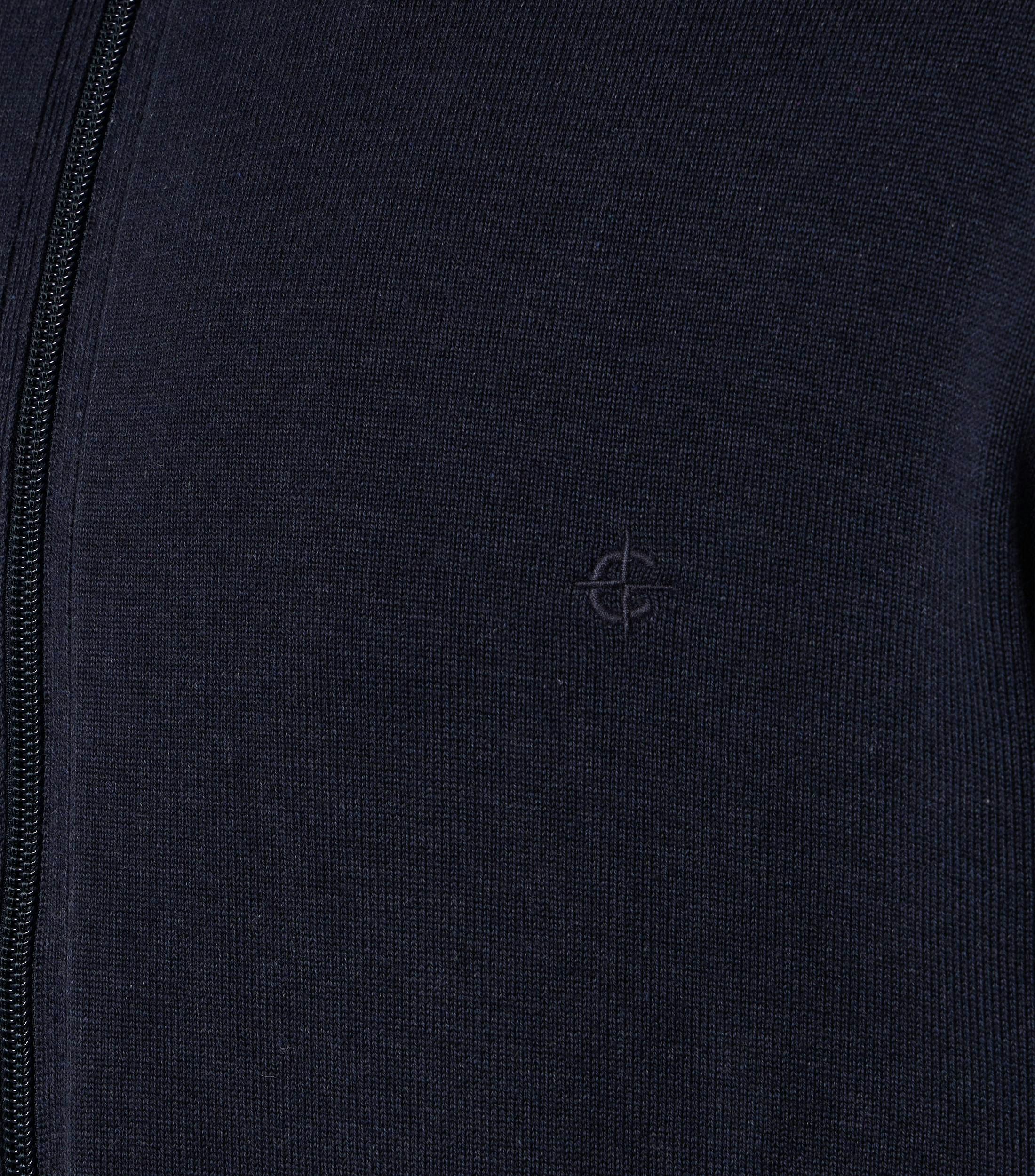 Das Model trägt eine Strickjacke im uni Muster in der Farbe Dunkelblau