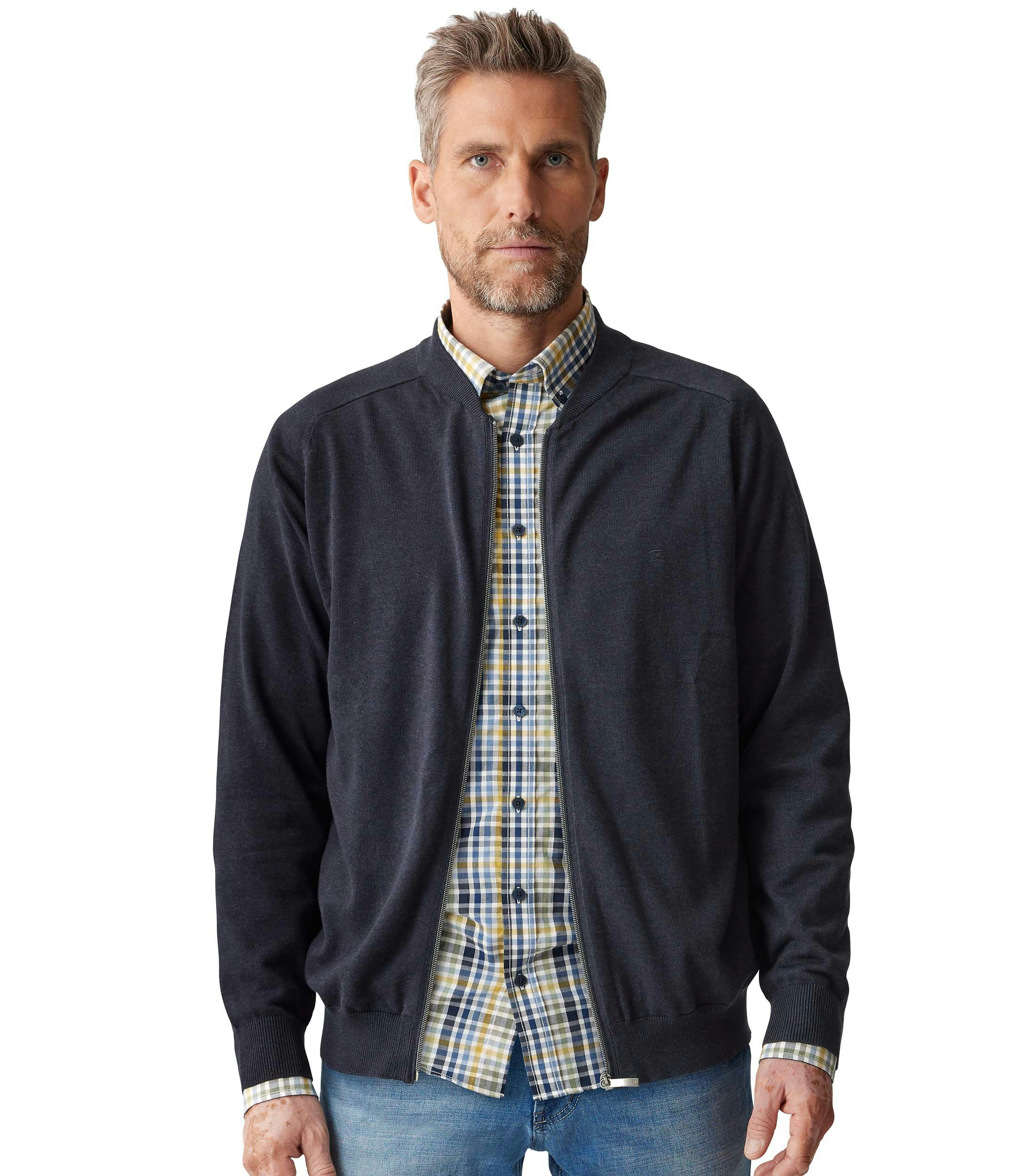 Das Model trägt eine Strickjacke im uni Muster in der Farbe Dunkelblau