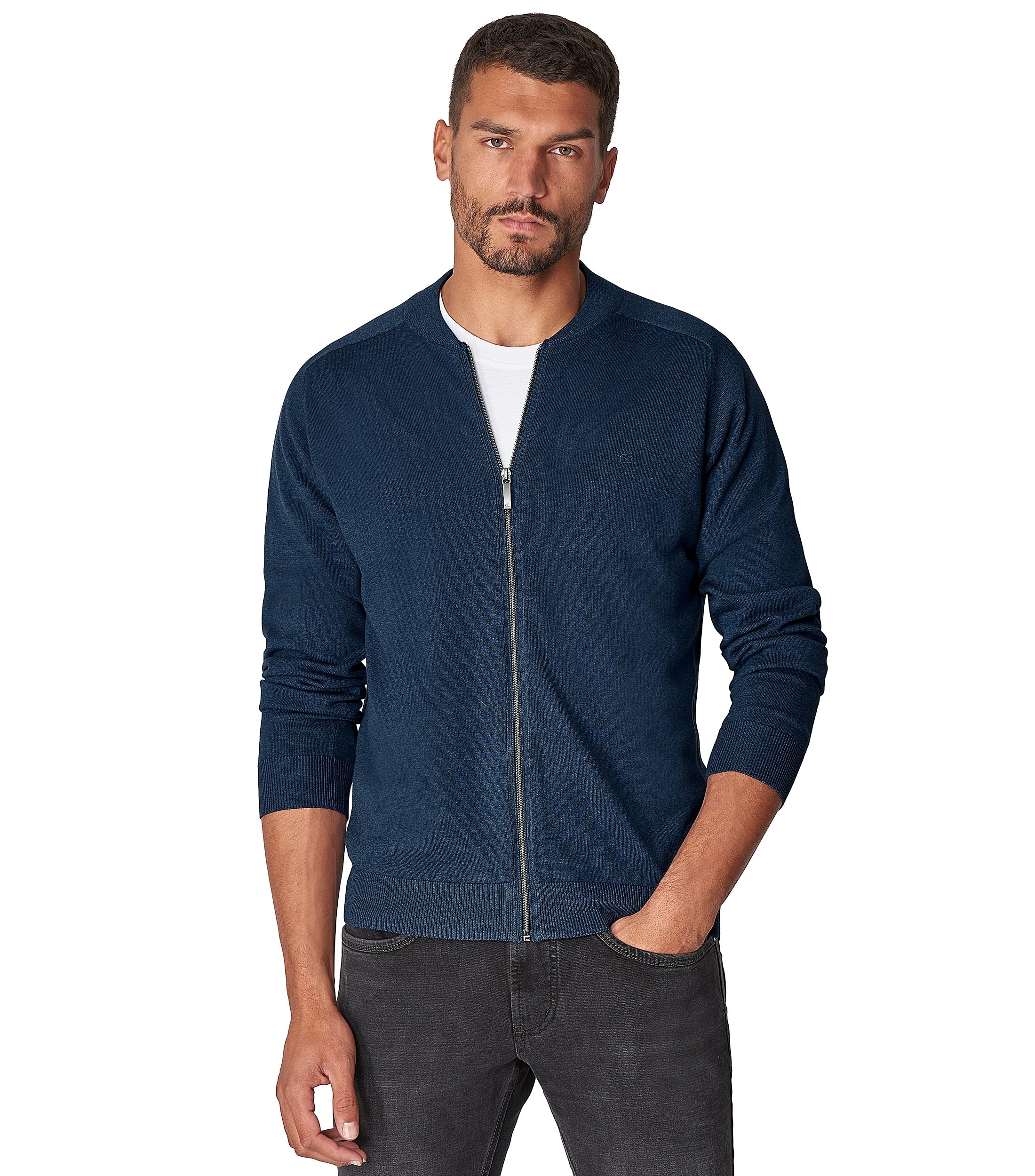 Das Model trägt eine Strickjacke im uni Muster in der Farbe Aquadunkelblau