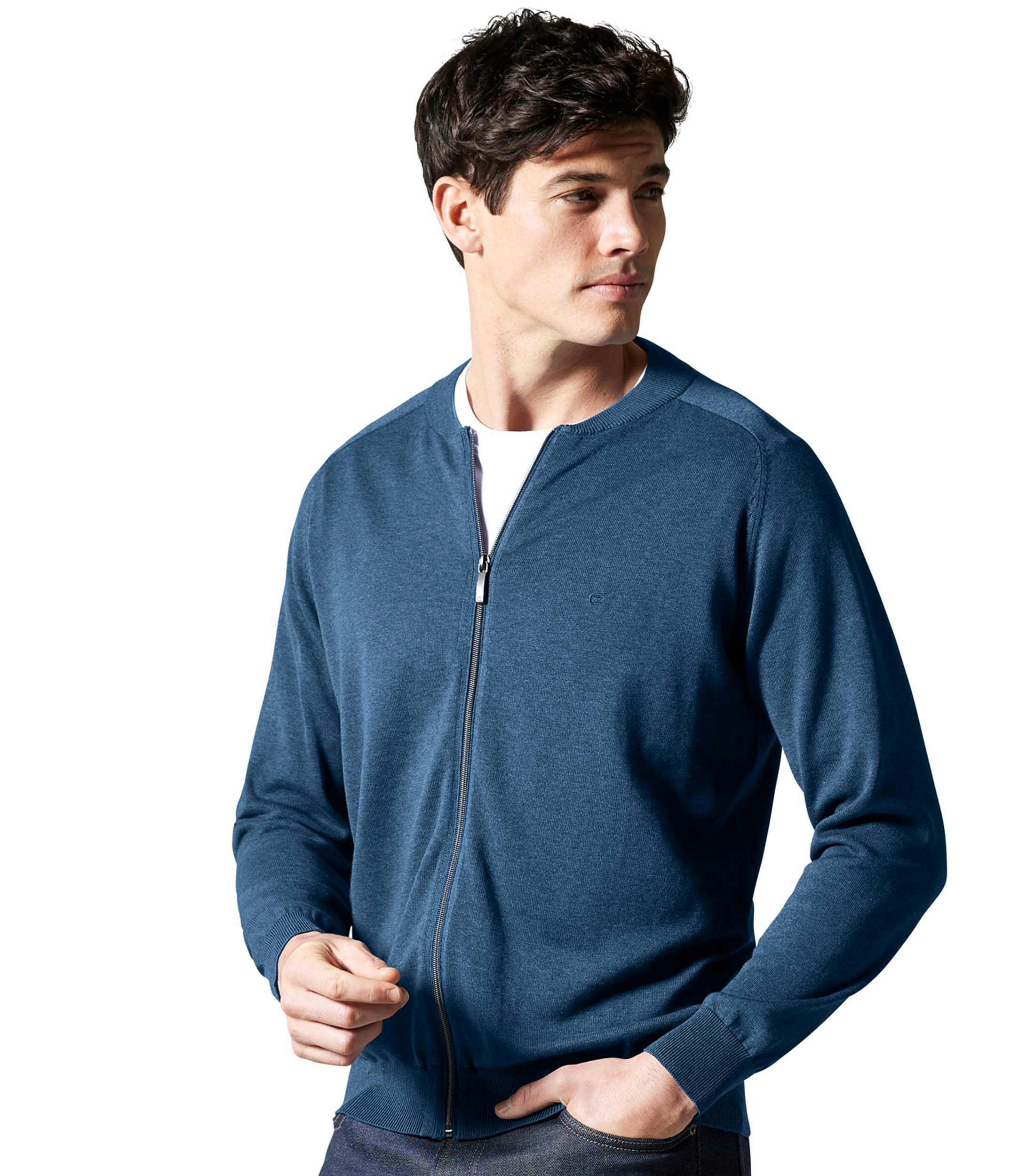 Das Model trägt eine Strickjacke im uni Muster in der Farbe Aquadunkelblau