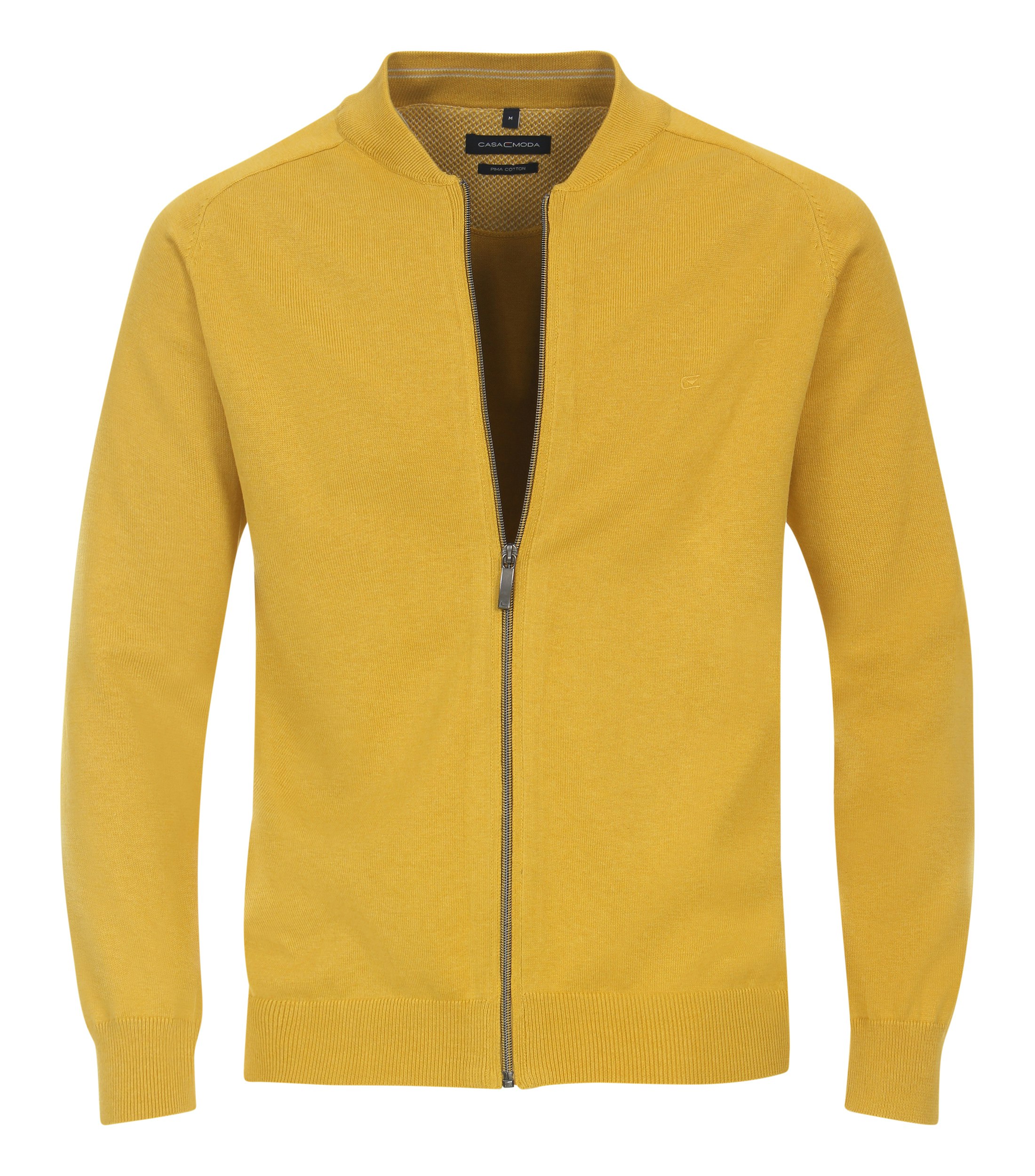 Das Model trägt eine Strickjacke im uni Muster in der Farbe Gelb