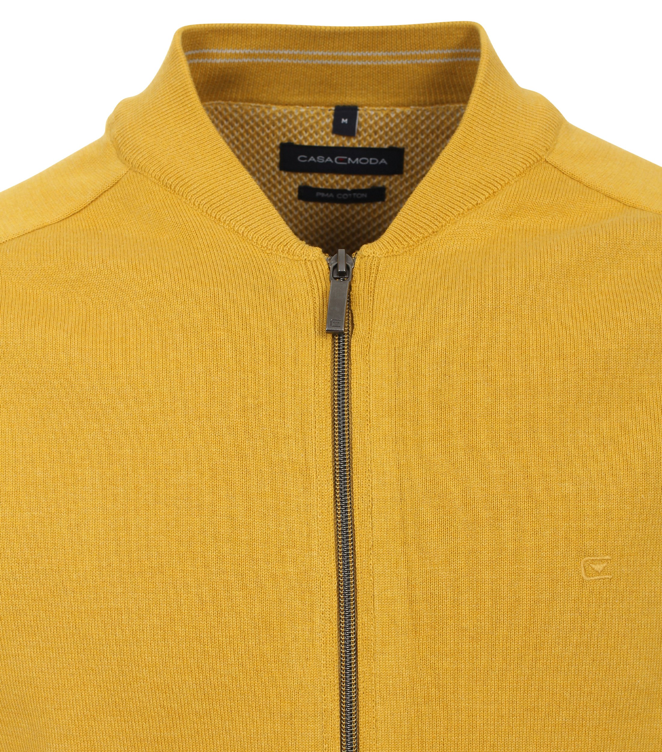 Das Model trägt eine Strickjacke im uni Muster in der Farbe Gelb