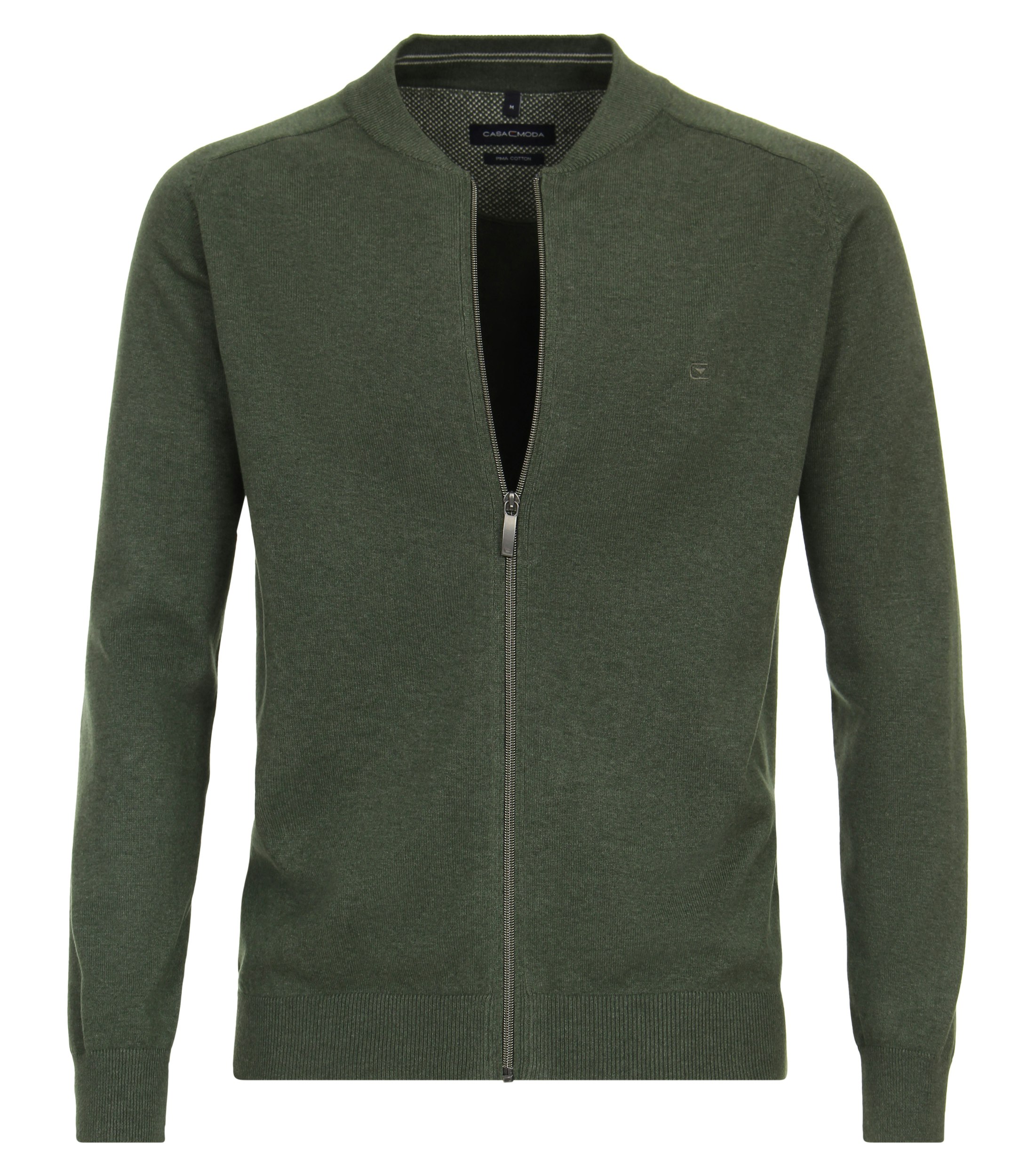 Das Model trägt eine Strickjacke im uni Muster in der Farbe Dunkelgrün