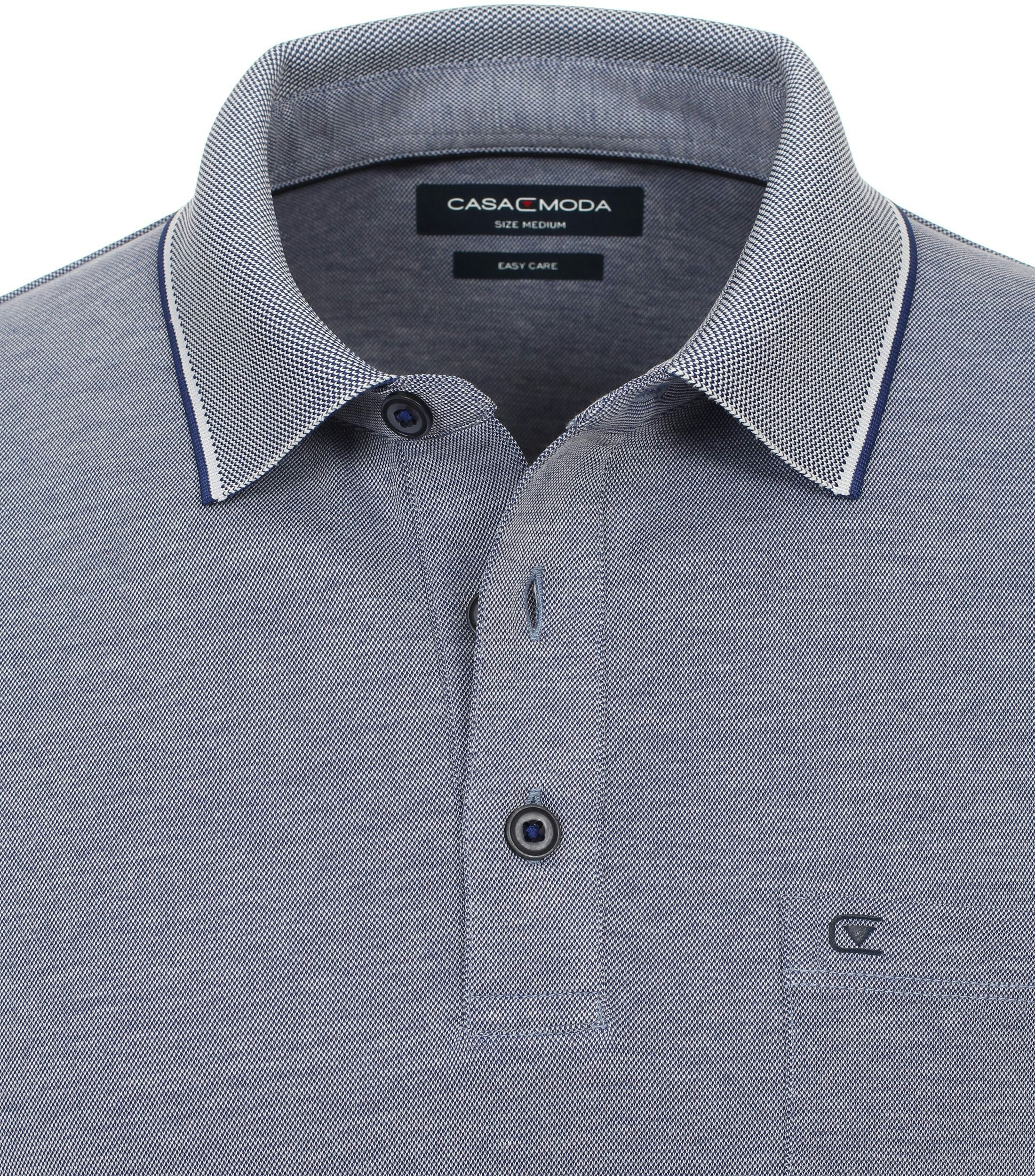 Ein Polo-Shirt im uni Muster in der Farbe Mittelblau