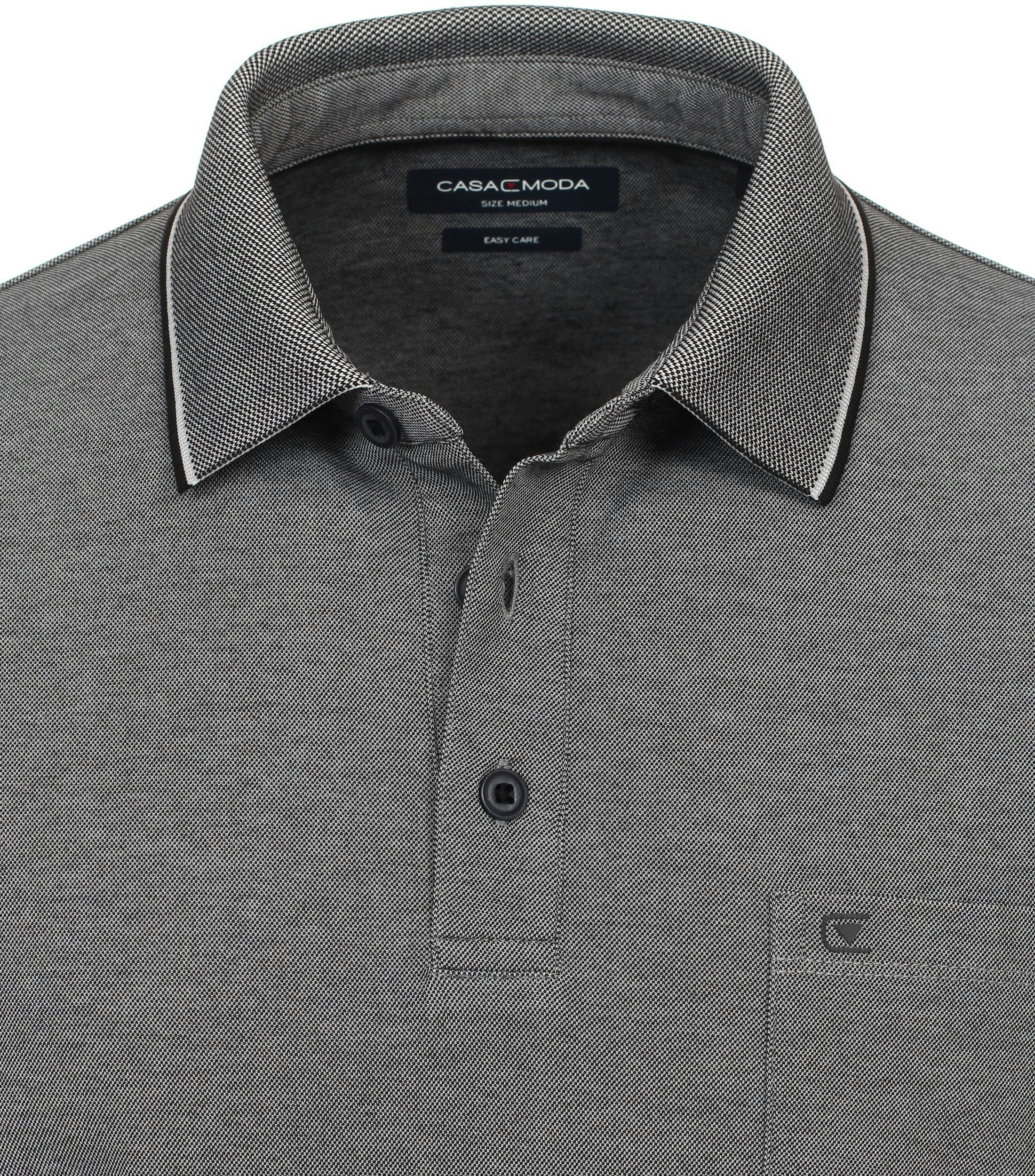 Ein Polo-Shirt im uni Muster in der Farbe Grau