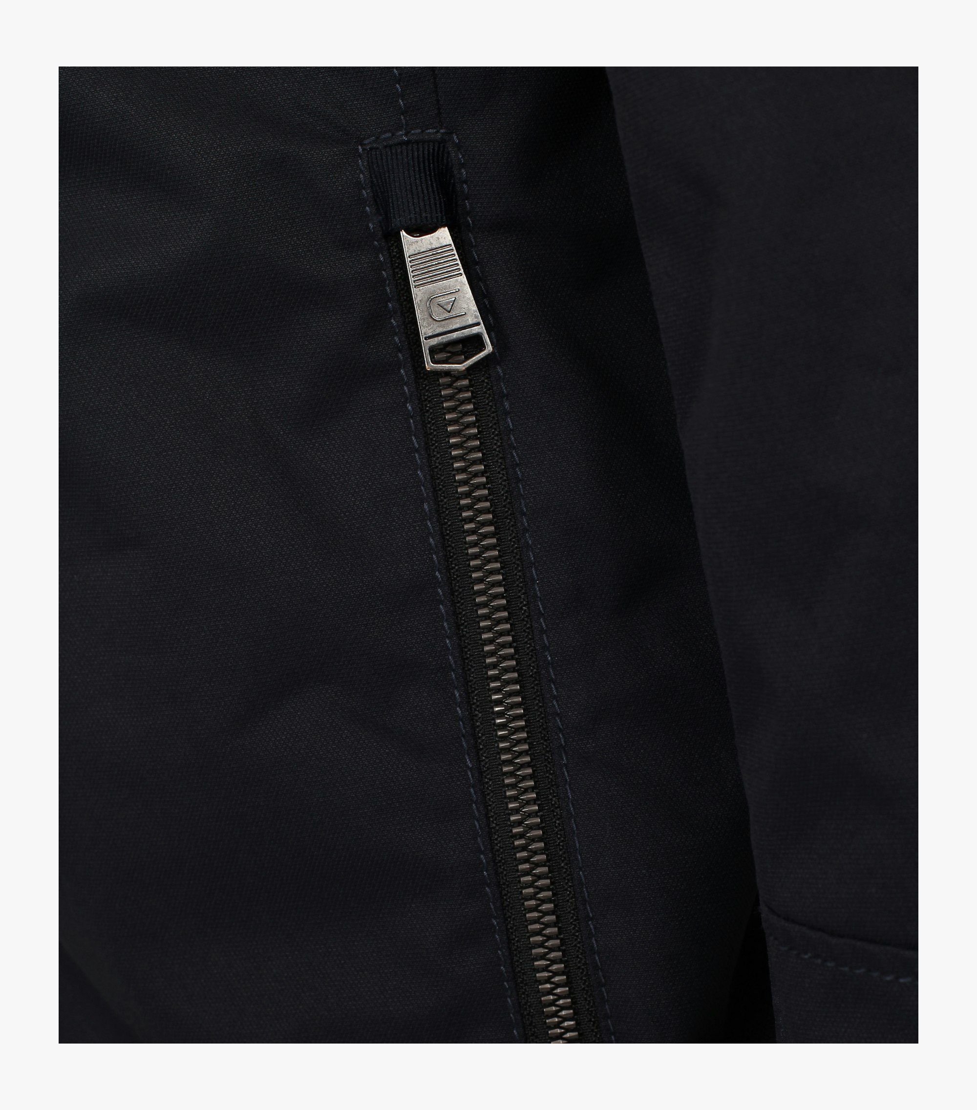 Ein Jacke im uni Muster in der Farbe Dunkelblau