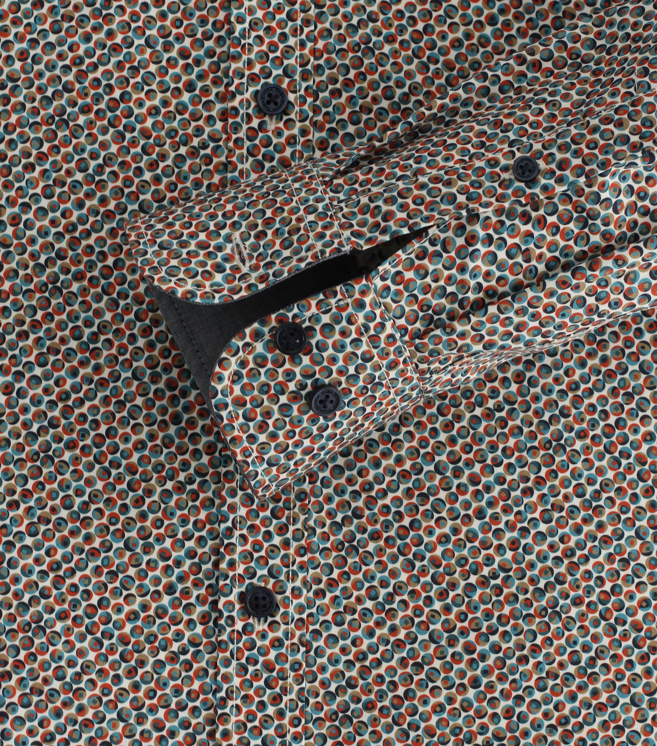 Ein Freizeithemd im Print Muster in der Farbe Orange