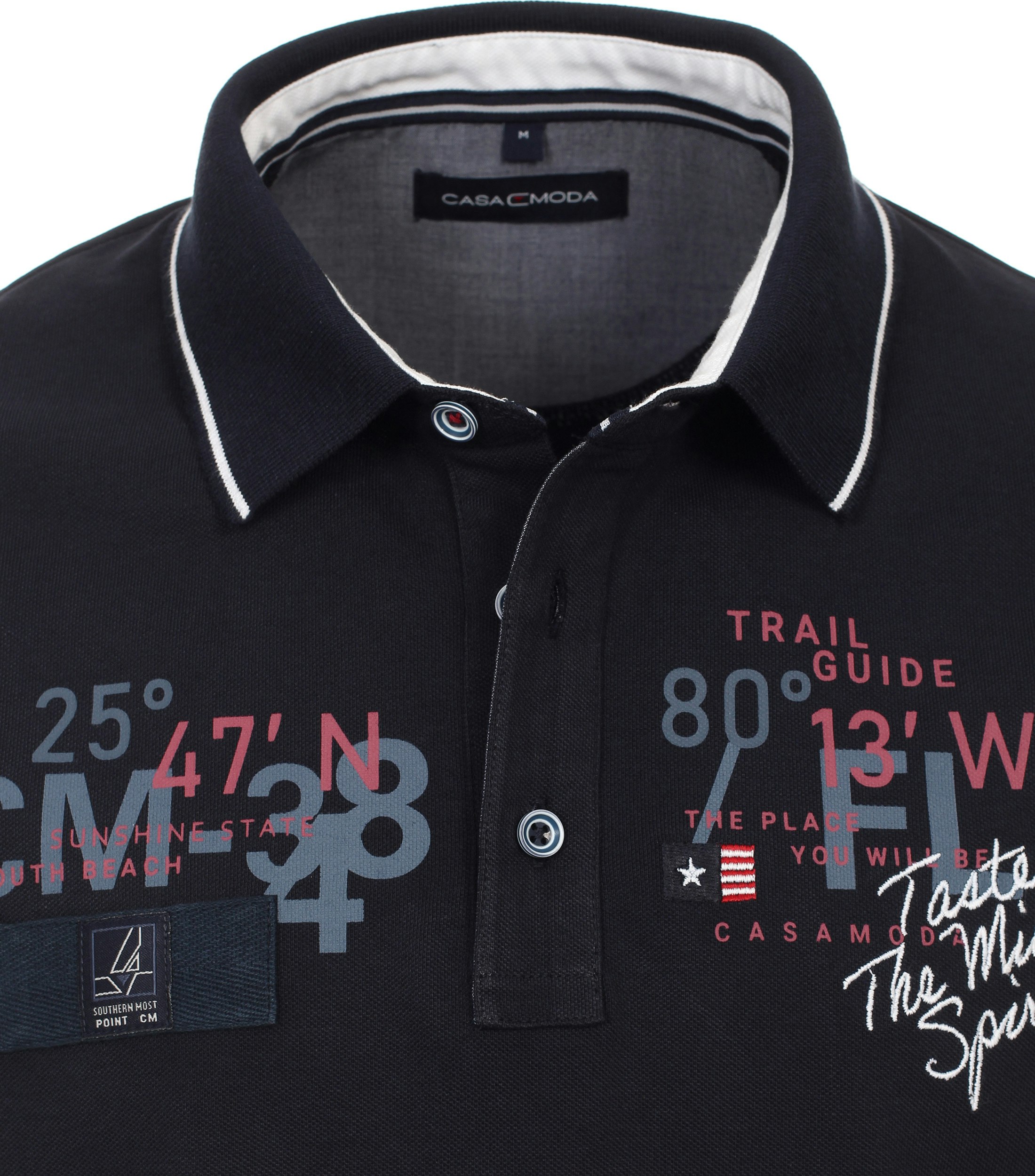 Ein Polo-Shirt im uni Muster in der Farbe Dunkelblau