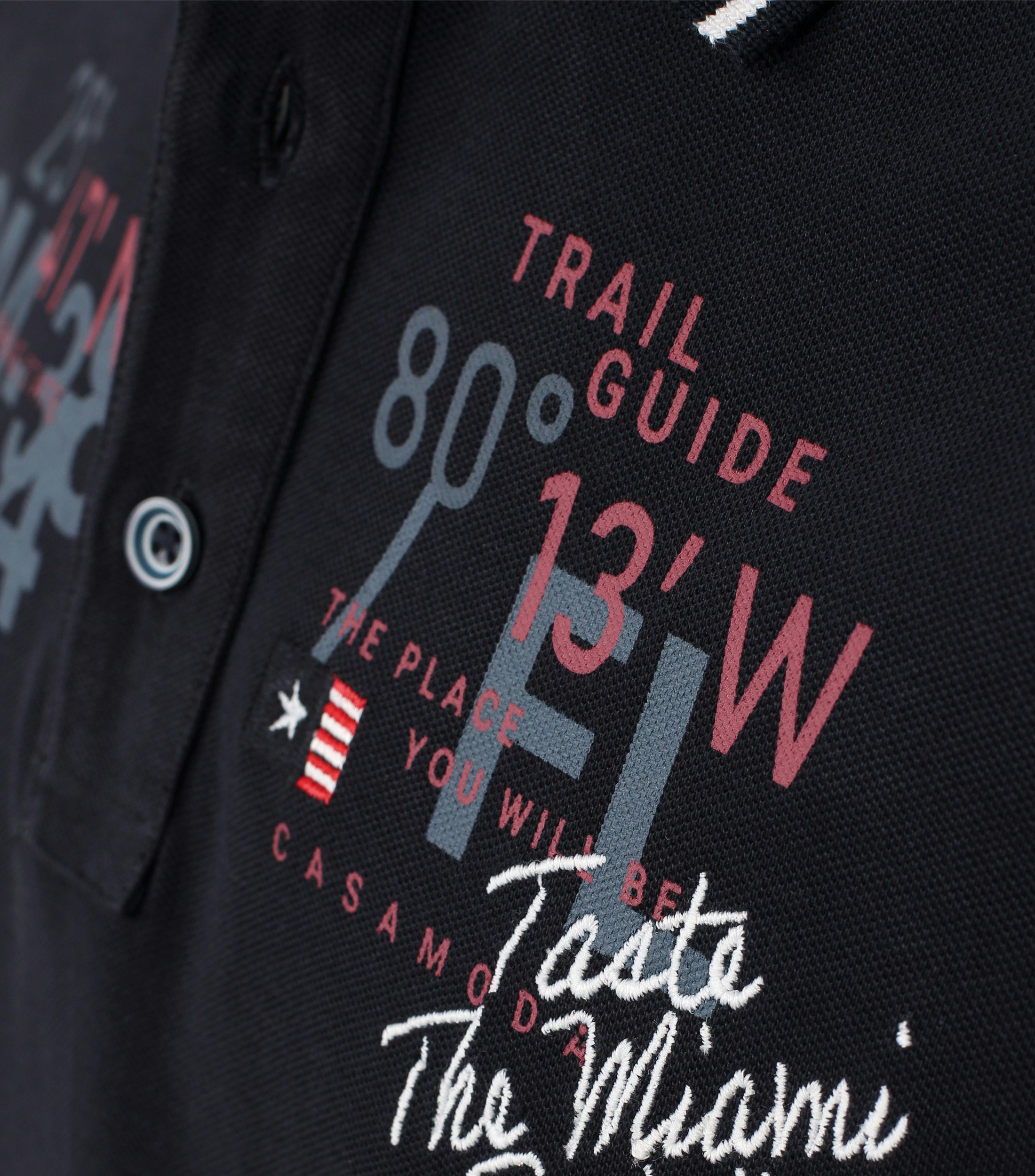 Ein Polo-Shirt im uni Muster in der Farbe Dunkelblau