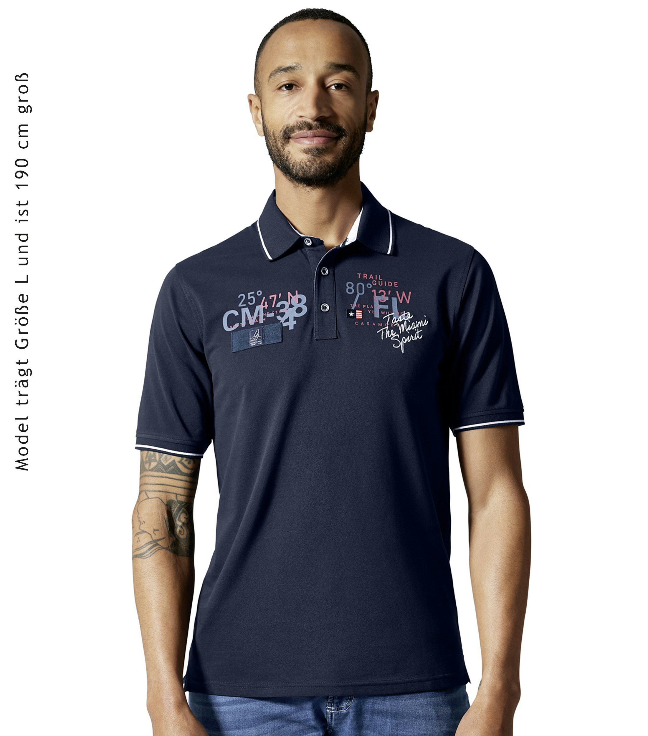 Ein Polo-Shirt im uni Muster in der Farbe Dunkelblau