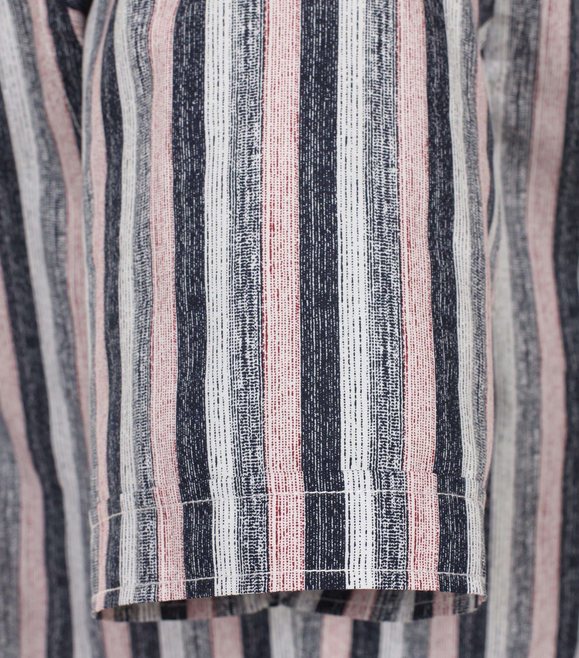 Ein Freizeithemd im gestreift Muster in der Farbe Mittelblau